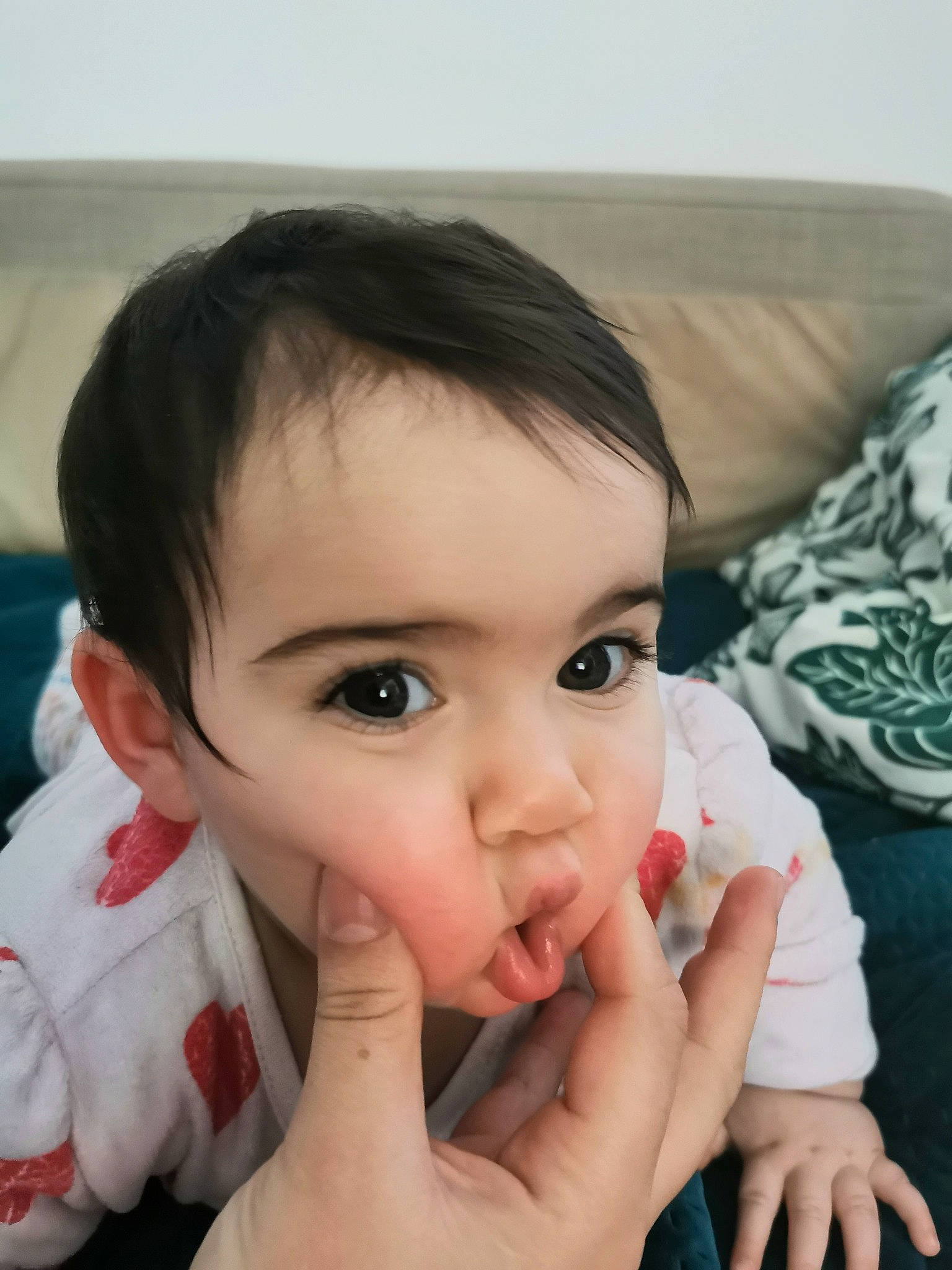 Yara a rejoint le concours — aidez-le/la à gagner de superbes lots ! baby, beauty, black_hair, cheek, child, chin, eye, face, finger, forehead, gesture, hand, head, lip, mouth, nail, nose, person, skin, thumb