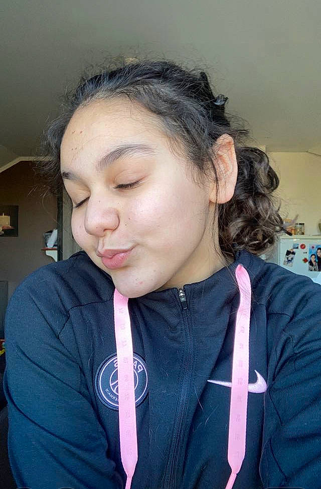 Amélia a rejoint le concours — aidez-le/la à gagner de superbes lots ! black_hair, cheek, chin, ear, earrings, eyebrow, eyelash, face, forehead, gesture, jacket, jaw, jewellery, lip, neck, nose, person, shoulder, skin, sleeve