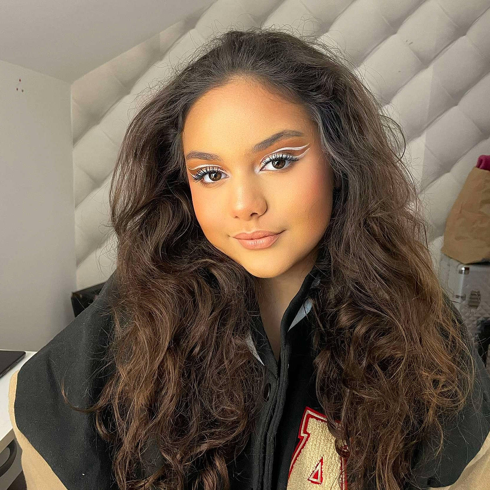 Amélia a rejoint le concours — aidez-le/la à gagner de superbes lots ! black_hair, chin, cool, eyebrow, eyelash, eyewear, fashion_design, flash_photography, forehead, joint, joy, lace_wig, layered_hair, lip, makeover, material_property, neck, person, shoulder, skin