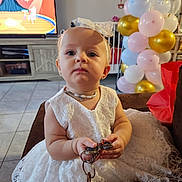 Alba a rejoint le concours — aidez-le/la à gagner de superbes lots ! baby, child, dress, white, lace, headband, keys, balloons, television, cartoon, couch, indoor, curious, jewelry, necklace, earrings, floor, furniture, celebration, portrait