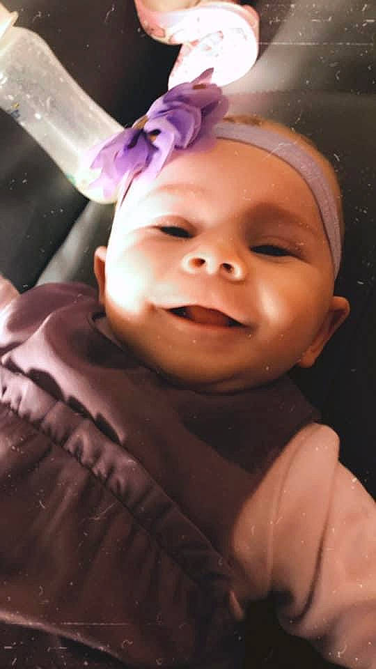 Lilas a rejoint le concours — aidez-le/la à gagner de superbes lots ! baby, baby_laughing, cheek, facial_expression, forehead, happy, headwear, kitchen_utensil, lavender, party_supply, person, pleased, space, tongue, violet