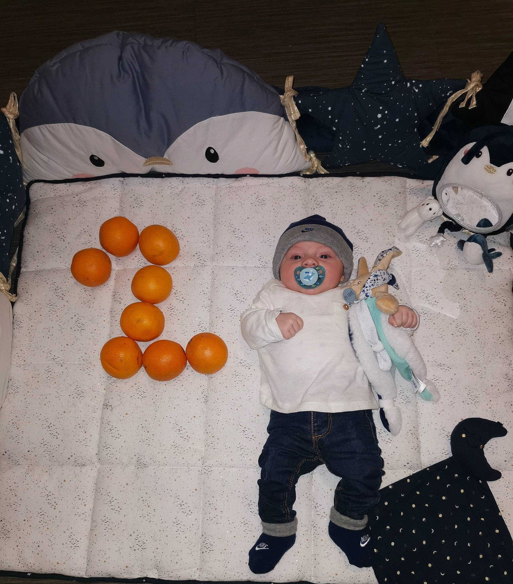 Aylan a rejoint le concours — aidez-le/la à gagner de superbes lots ! animation, art, child, circle, eyewear, fun, hat, headwear, illustration, pattern, peach, person, room, t_shirt, textile, visual_arts, winter