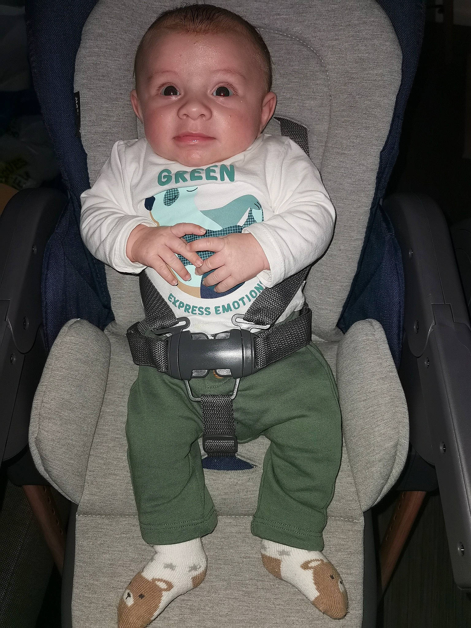 Aylan participe au concours pour gagner de l'argent avec cette photo : auto_part, baby, baby_toddler_clothing, car_seat, chair, cheek, child, comfort, foot, human_leg, knee, lap, leg, person, sitting, sleeve, smile, sock, thigh, thumb