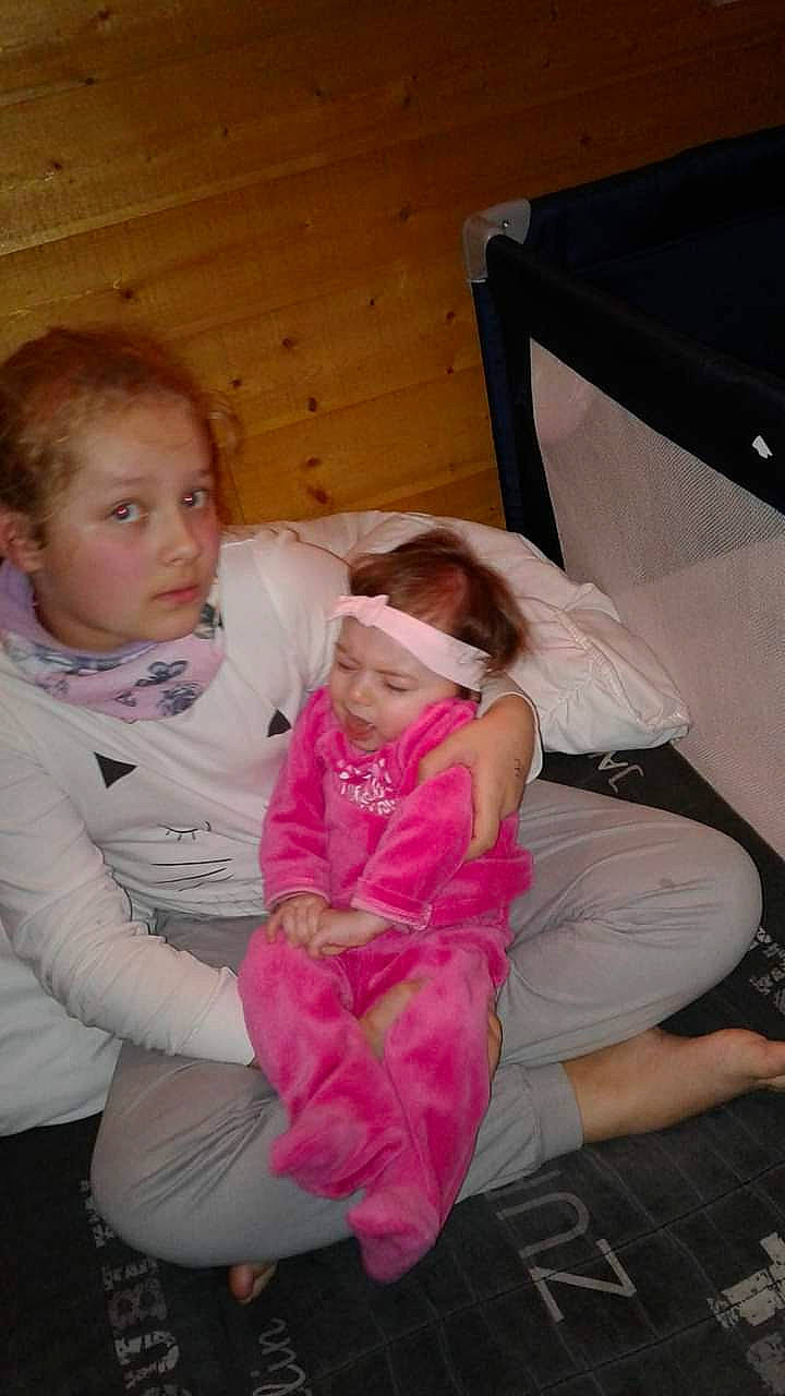 Angelina a rejoint le concours — aidez-le/la à gagner de superbes lots ! child, fun, lap, person, pink, sitting, toddler