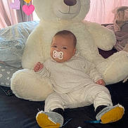 Rym participe au concours pour gagner de l'argent avec cette photo : baby, bed, blanket, child, comfort, cozy, cute, furniture, heart_stickers, indoor, infant, pacifier, person, pillow, plush, relaxing, resting, sleepwear, soft_toys, teddy_bear