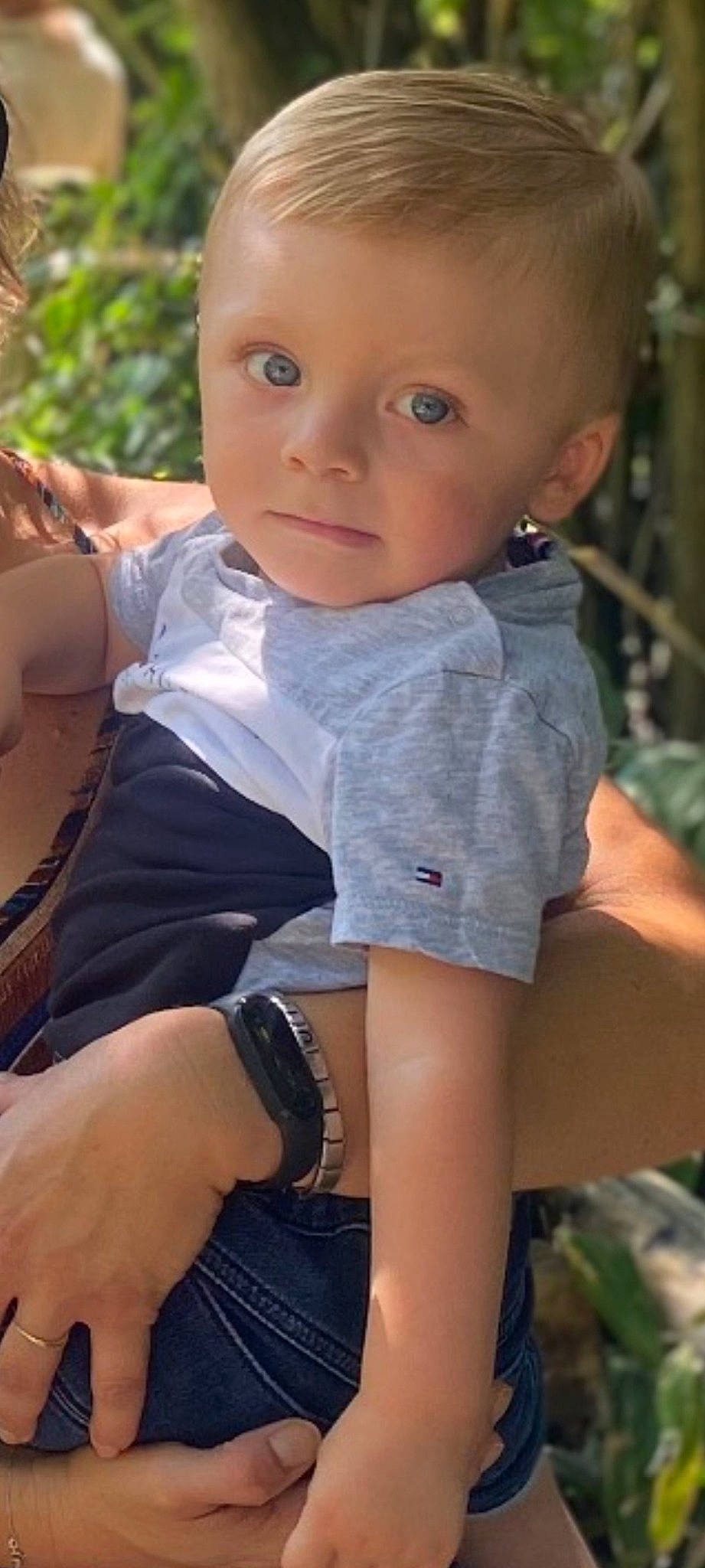 Luigy a rejoint le concours — aidez-le/la à gagner de superbes lots ! baby_toddler_clothing, elbow, eye, finger, grass, happy, joint, leg, mammal, muscle, people, people_in_nature, person, shorts, skin, summer, t_shirt, thigh, toddler, trunk