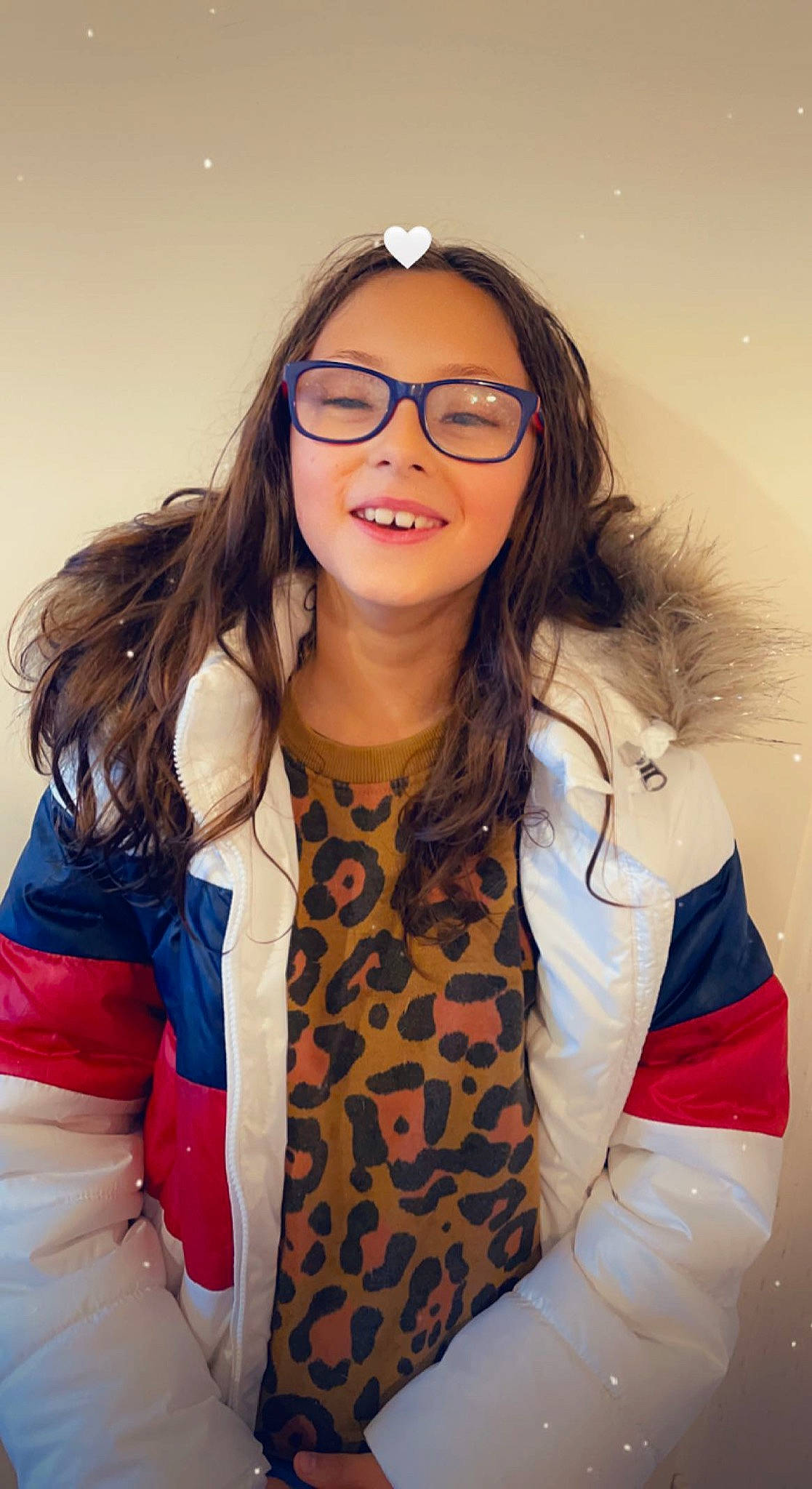 Emmy a rejoint le concours — aidez-le/la à gagner de superbes lots ! arm, azure, eyewear, facial_expression, finger, flash_photography, gesture, glasses, hairstyle, happy, joy, lip, neck, person, shoulder, skin, sleeve, smile, street_fashion, thigh