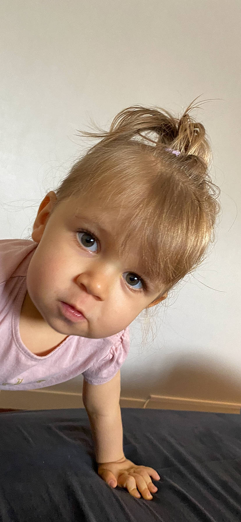 Louise a rejoint le concours — aidez-le/la à gagner de superbes lots ! baby_toddler_clothing, blond, brown_hair, cheek, child, chin, close_up, ear, eye, eyebrow, eyelash, face, flash_photography, happy, hardwood, headpiece, iris, person, skin, toddler