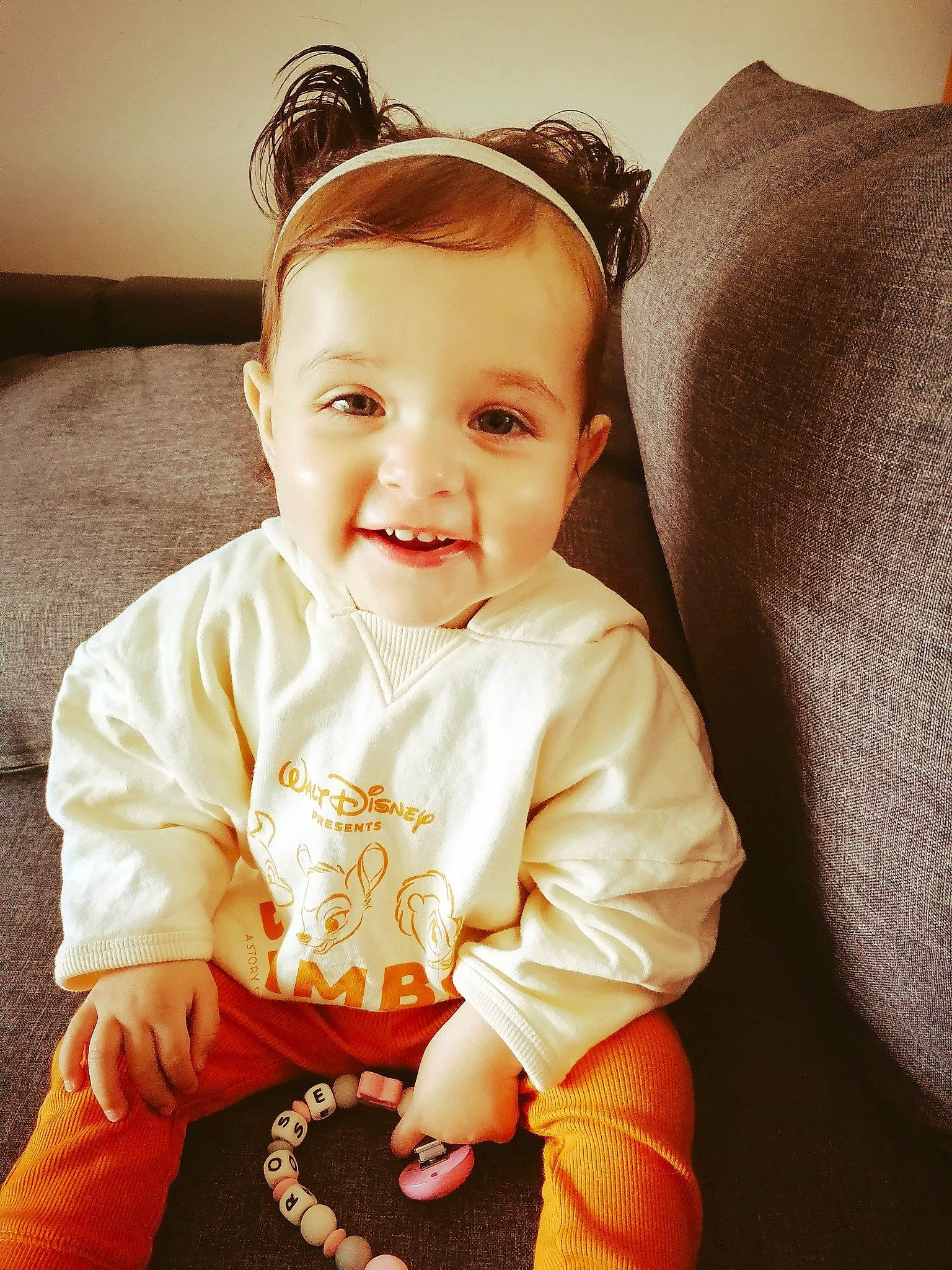 Rose participe au concours pour gagner de l'argent avec cette photo : baby, baby_toddler_clothing, cheek, chin, clothing, comfort, eyelash, face, flash_photography, happy, head, iris, lip, neck, person, skin, sleeve, smile, t_shirt, toddler