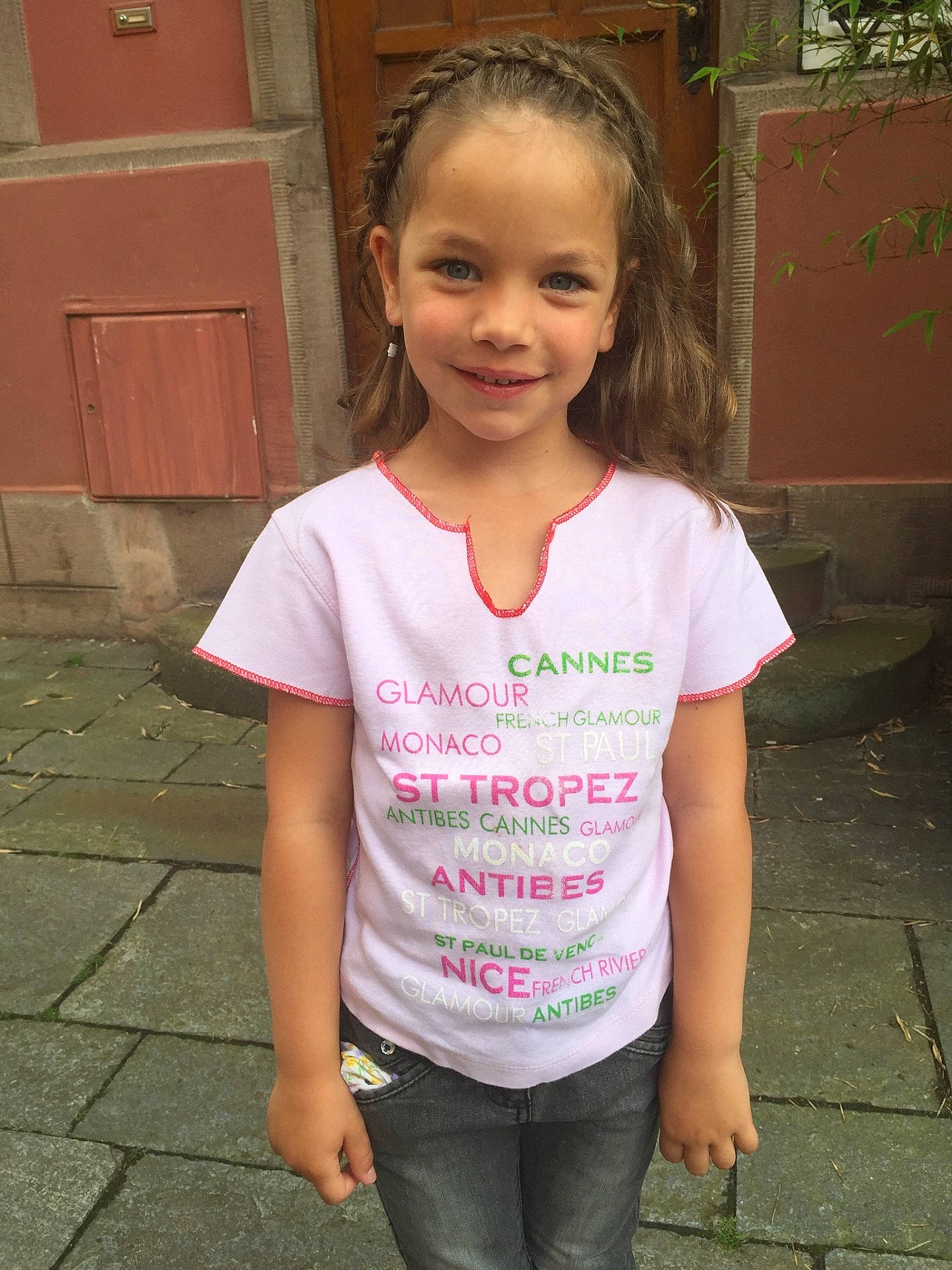 Loréna a rejoint le concours — aidez-le/la à gagner de superbes lots ! beauty, boy, cheek, child, child_model, cool, day, facial_expression, girl, hairstyle, human, human_hair_color, joy, person, pink, shoulder, skin, smile, snapshot, standing