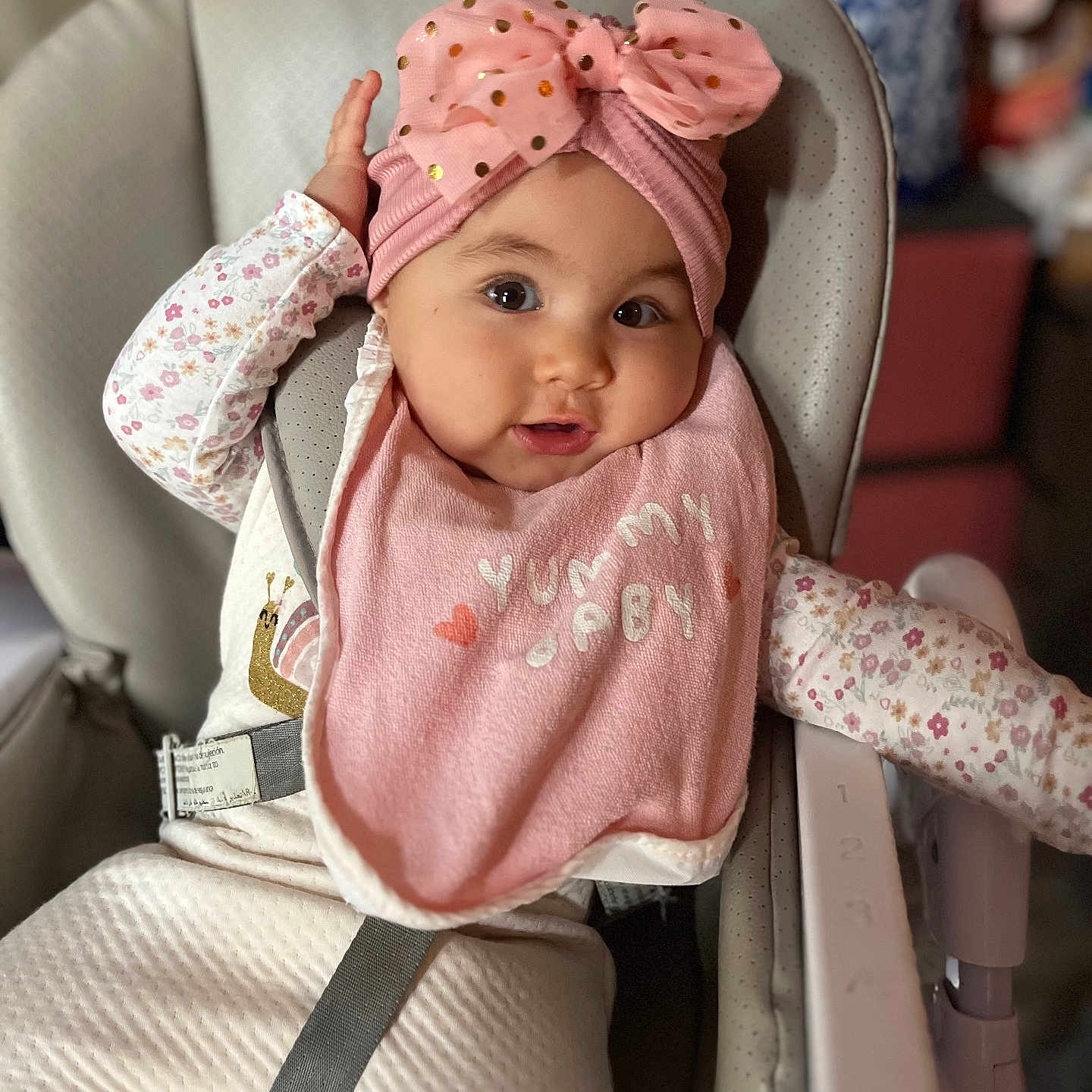 Cataleya participe au concours pour gagner de l'argent avec cette photo : baby, bib, child, close_up, clothing, comfortable, curious, cute, expression, face, hand, headband, high_chair, indoor, infant, pink, polka_dots, portrait, seatbelt, soft_lighting
