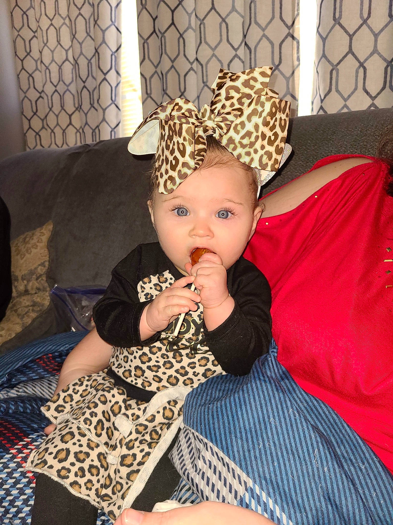 Ayviyannah is registered to the contest to win money with this photo: baby, baby_toddler_clothing, costume_accessory, couch, embellishment, hair_accessory, hand, headband, headgear, headpiece, headwear, lap, living_room, nail, nose, pattern, person, surprise, toddler