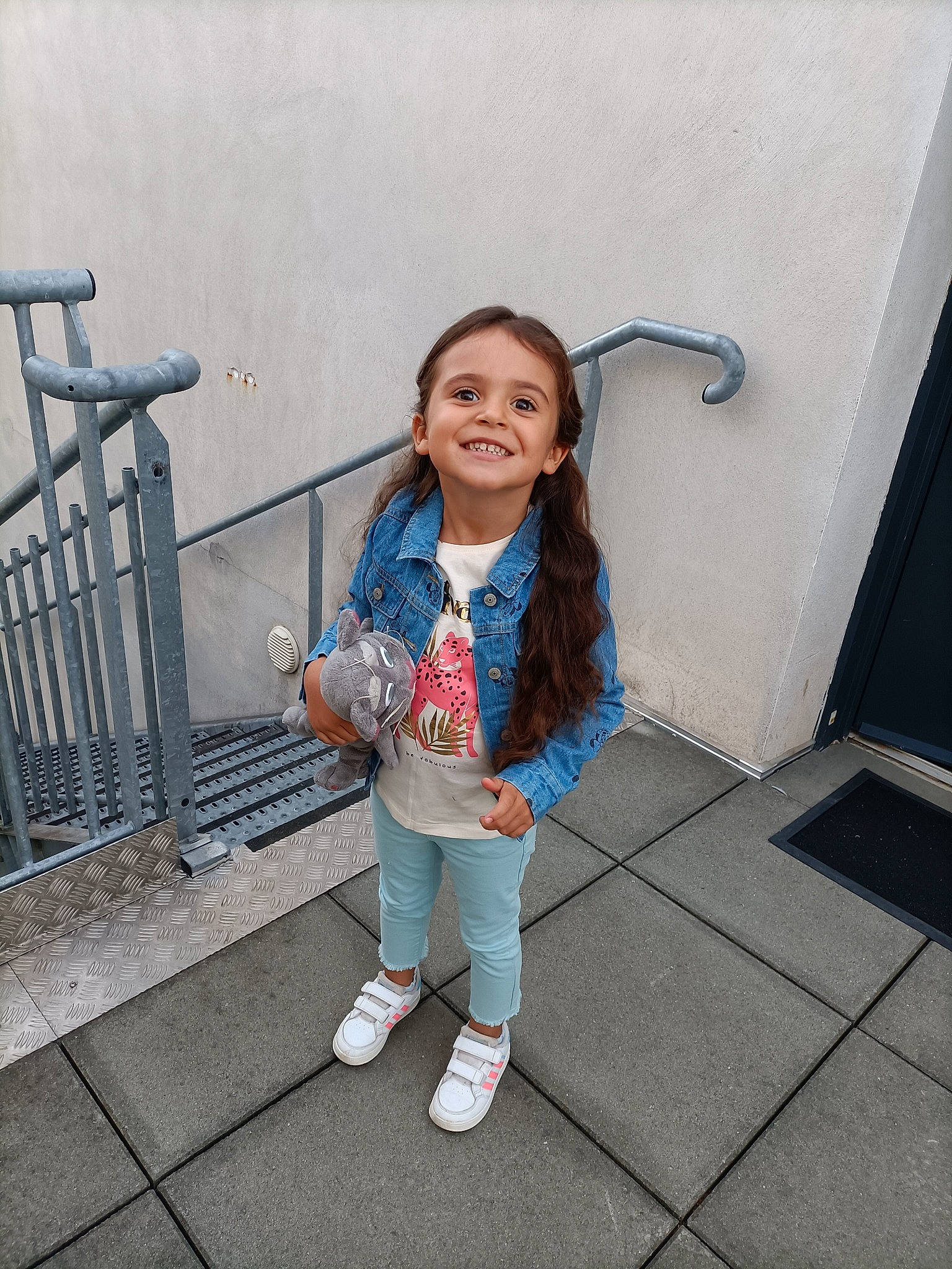 Zeïna a rejoint le concours — aidez-le/la à gagner de superbes lots ! child, denim, electric_blue, fun, happy, human_leg, joy, leisure, pattern, person, sitting, sleeve, smile, thigh, toddler, travel, vacation