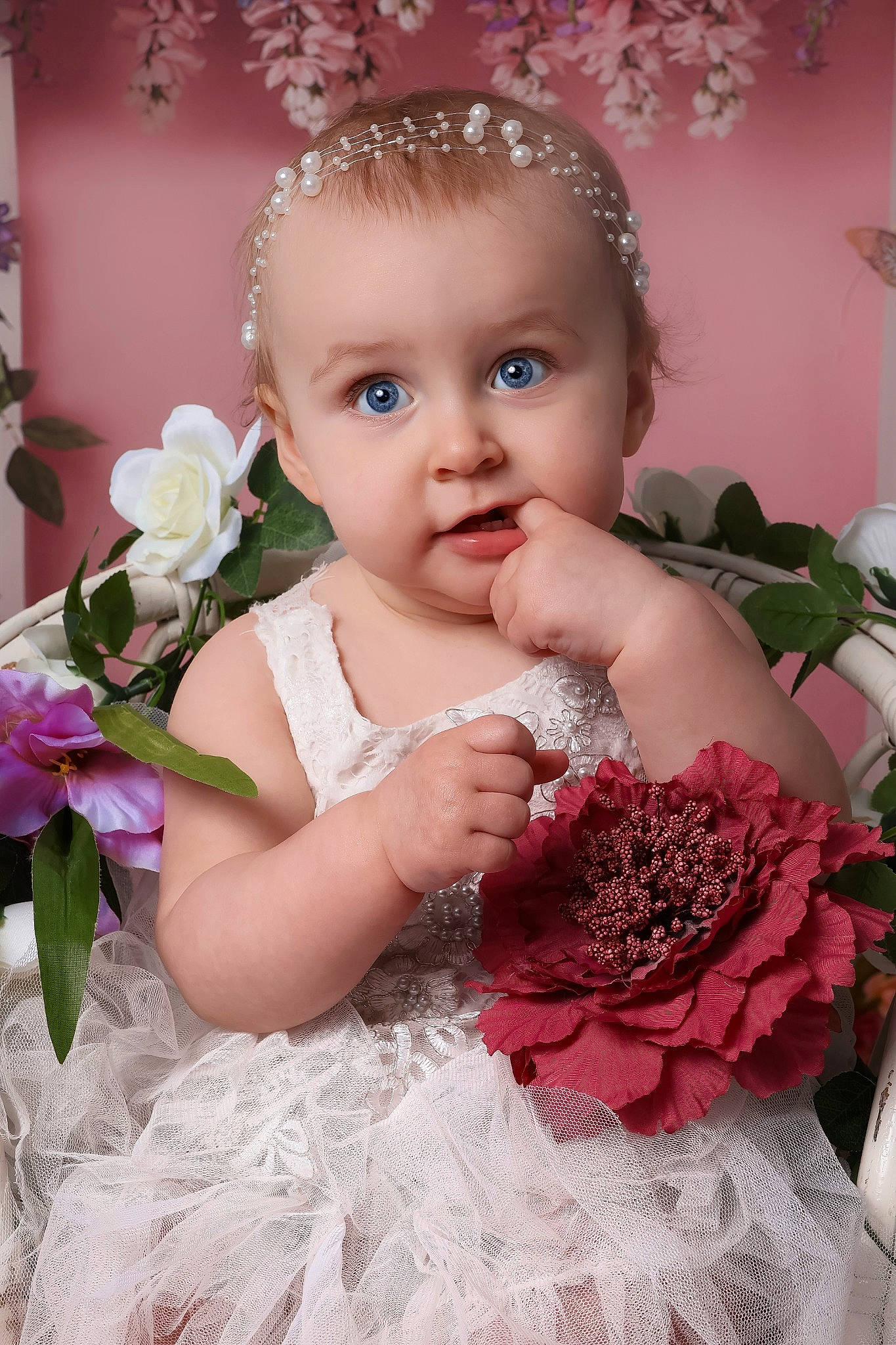 Suzanne a rejoint le concours — aidez-le/la à gagner de superbes lots ! baby_toddler_clothing, bouquet, bridal_accessory, dress, flash_photography, flower, flower_arranging, hairstyle, hand, happy, head, headpiece, iris, person, petal, pink, plant, skin, textile, toddler