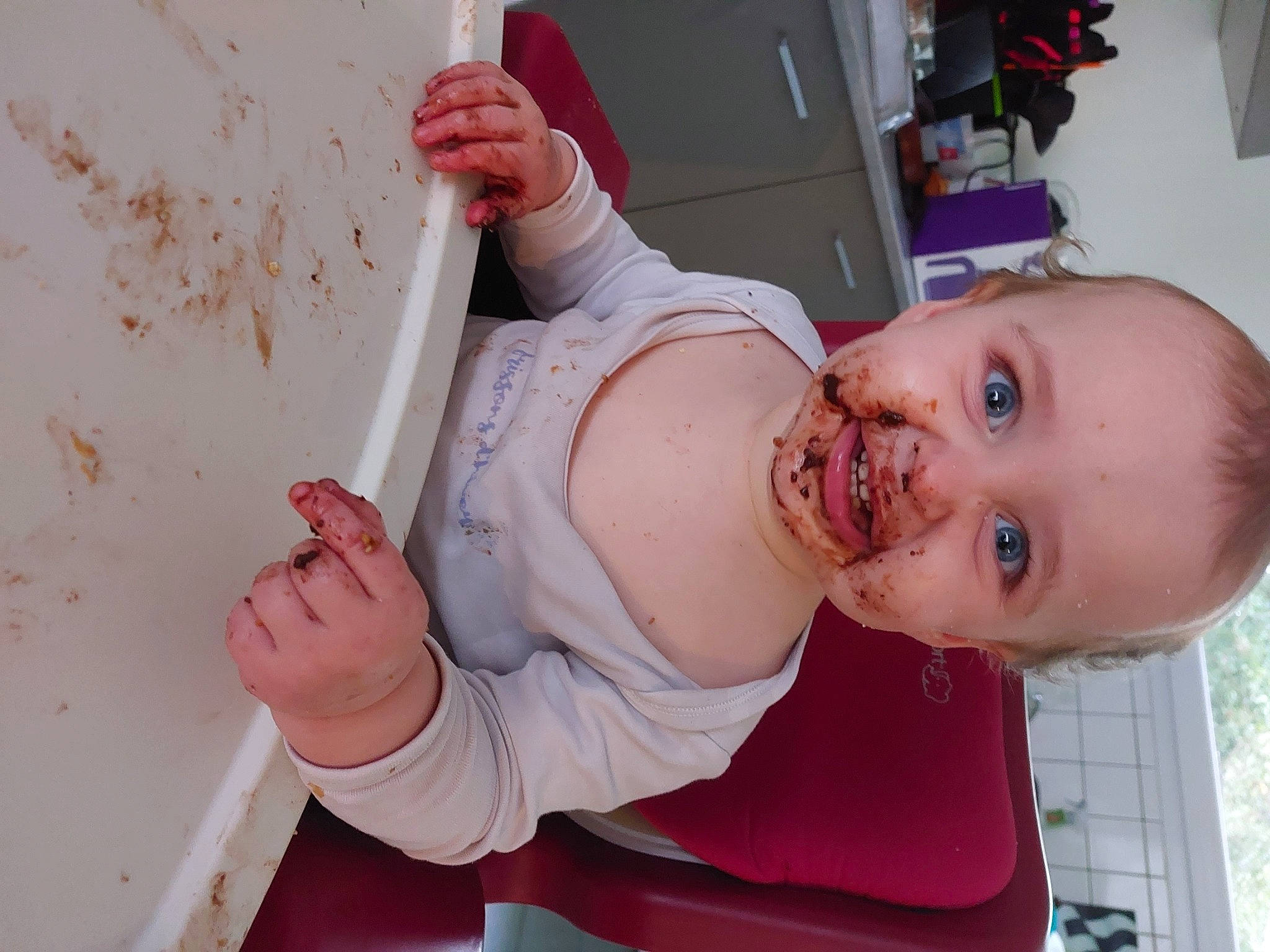 Suzanne participe au concours pour gagner de l'argent avec cette photo : abdomen, arm, baby, baby_products, baby_safety, baby_toddler_clothing, cheek, chest, child, elbow, eyelash, finger, food, gesture, hat, houseplant, mouth, person, room, skin