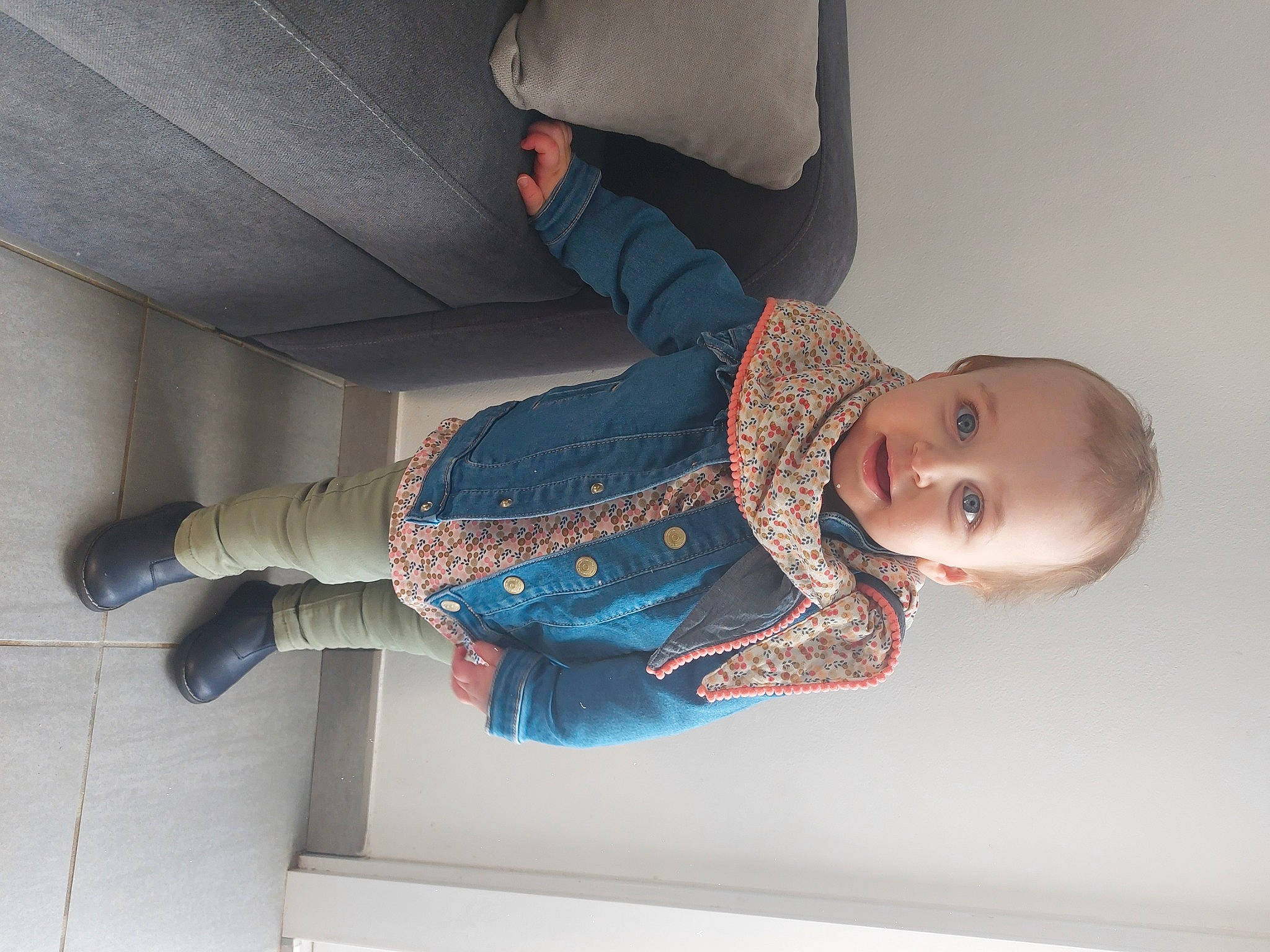 Suzanne a rejoint le concours — aidez-le/la à gagner de superbes lots ! baby, baby_products, baby_toddler_clothing, child, collar, comfort, elbow, electric_blue, human_leg, joint, knee, pattern, person, room, sleeve, sock, thigh, toddler, waist, wood