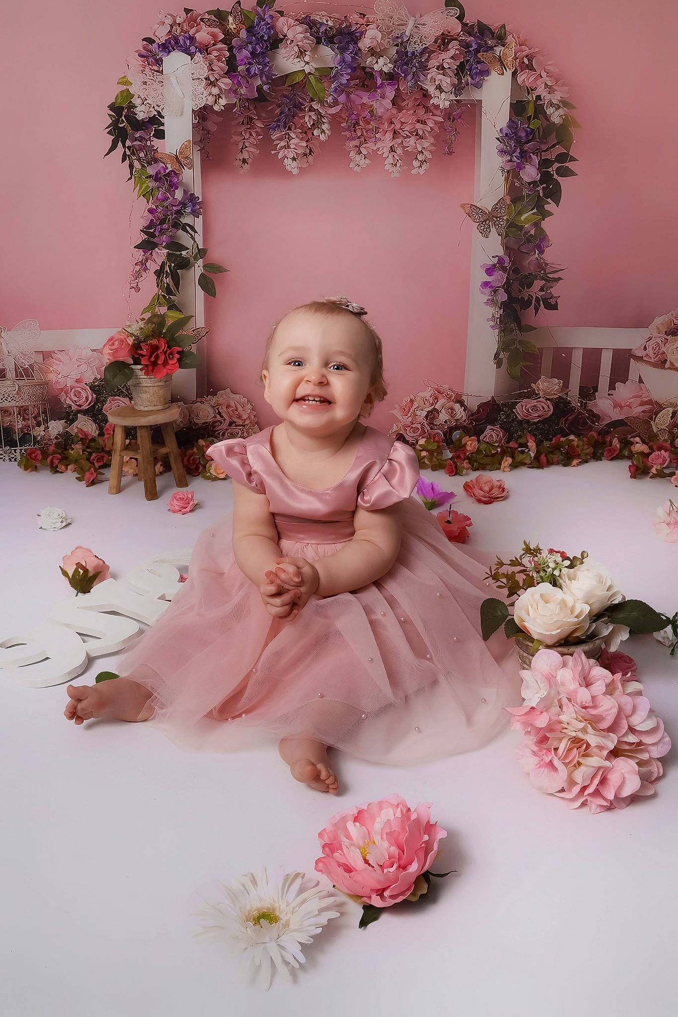 Suzanne a rejoint le concours — aidez-le/la à gagner de superbes lots ! baby, baby_toddler_clothing, beauty, bouquet, child, clothing, cut_flowers, dress, face, flower, flower_arranging, happy, joy, magenta, person, petal, pink, plant, product, purple
