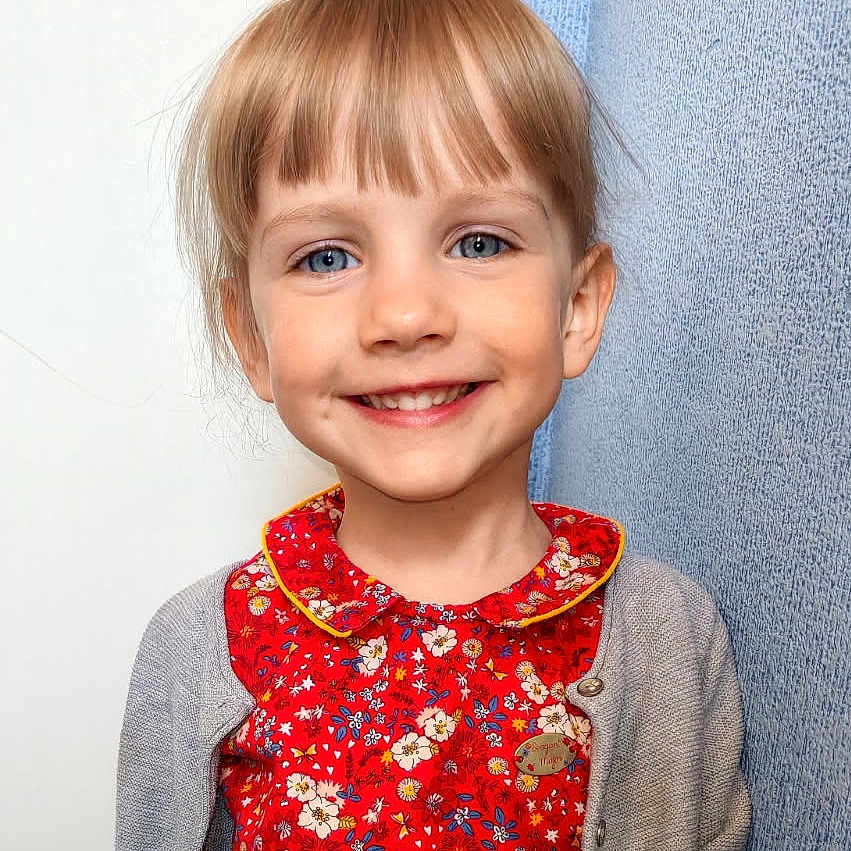 Ambre a rejoint le concours — aidez-le/la à gagner de superbes lots ! accessories, blonde, child, clothing, coat, face, female, formalwear, girl, hair, happy, head, jacket, jewelry, necklace, person, photography, portrait, smile, tie