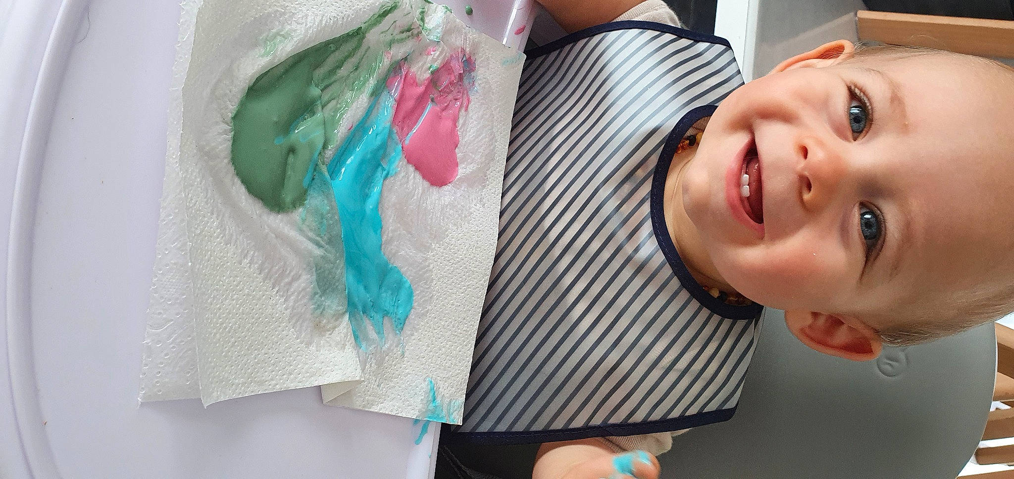 Liroy a rejoint le concours — aidez-le/la à gagner de superbes lots ! baby, child, electric_blue, eyelash, fashion_accessory, finger, fun, gesture, hair_accessory, happy, jewellery, joy, laugh, lip, magenta, nail, pattern, person, pink, portrait_photography