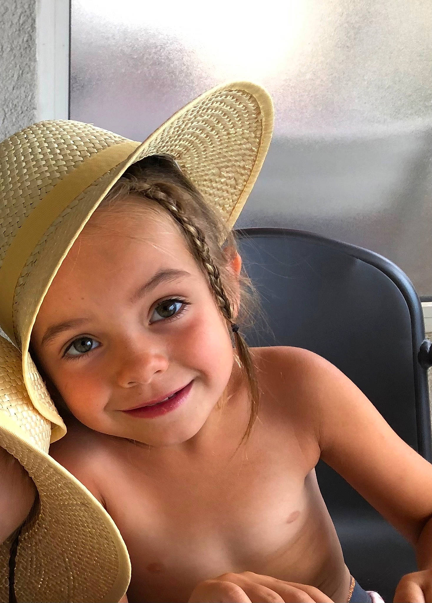 Elyne participe au concours pour gagner de l'argent avec cette photo : cap, eyebrow, eyelash, face, finger, fun, hairstyle, happy, hat, headgear, headpiece, human, joy, leisure, lip, mouth, muscle, person, skin, smile