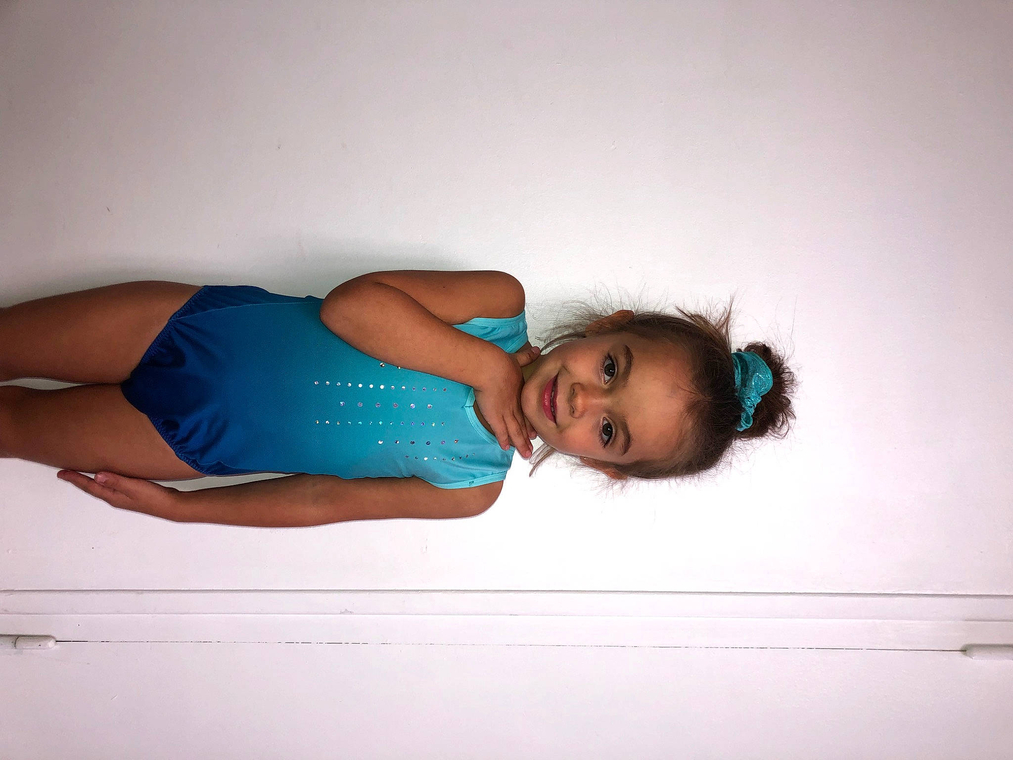 Elyne participe au concours pour gagner de l'argent avec cette photo : abdomen, chest, comfort, elbow, electric_blue, flash_photography, fun, happy, human_body, human_leg, joy, knee, leg, person, shoulder, sportswear, stomach, t_shirt, thigh, trunk