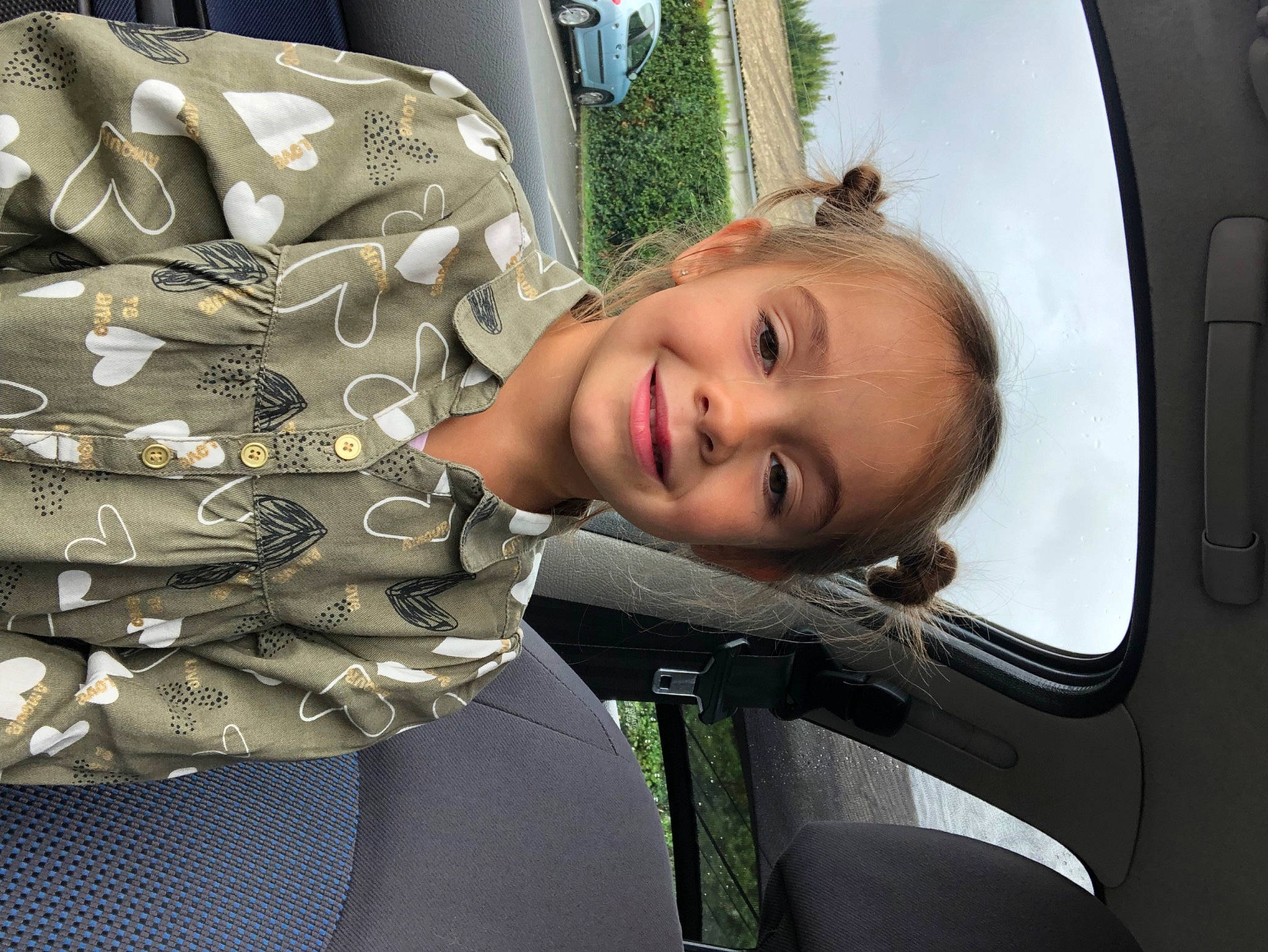 Elyne participe au concours pour gagner de l'argent avec cette photo : auto_part, automotive_design, automotive_exterior, automotive_wheel_system, blond, child, face, facial_expression, flash_photography, fun, hair, happy, joy, leisure, motor_vehicle, person, plant, smile, tree, vehicle_door