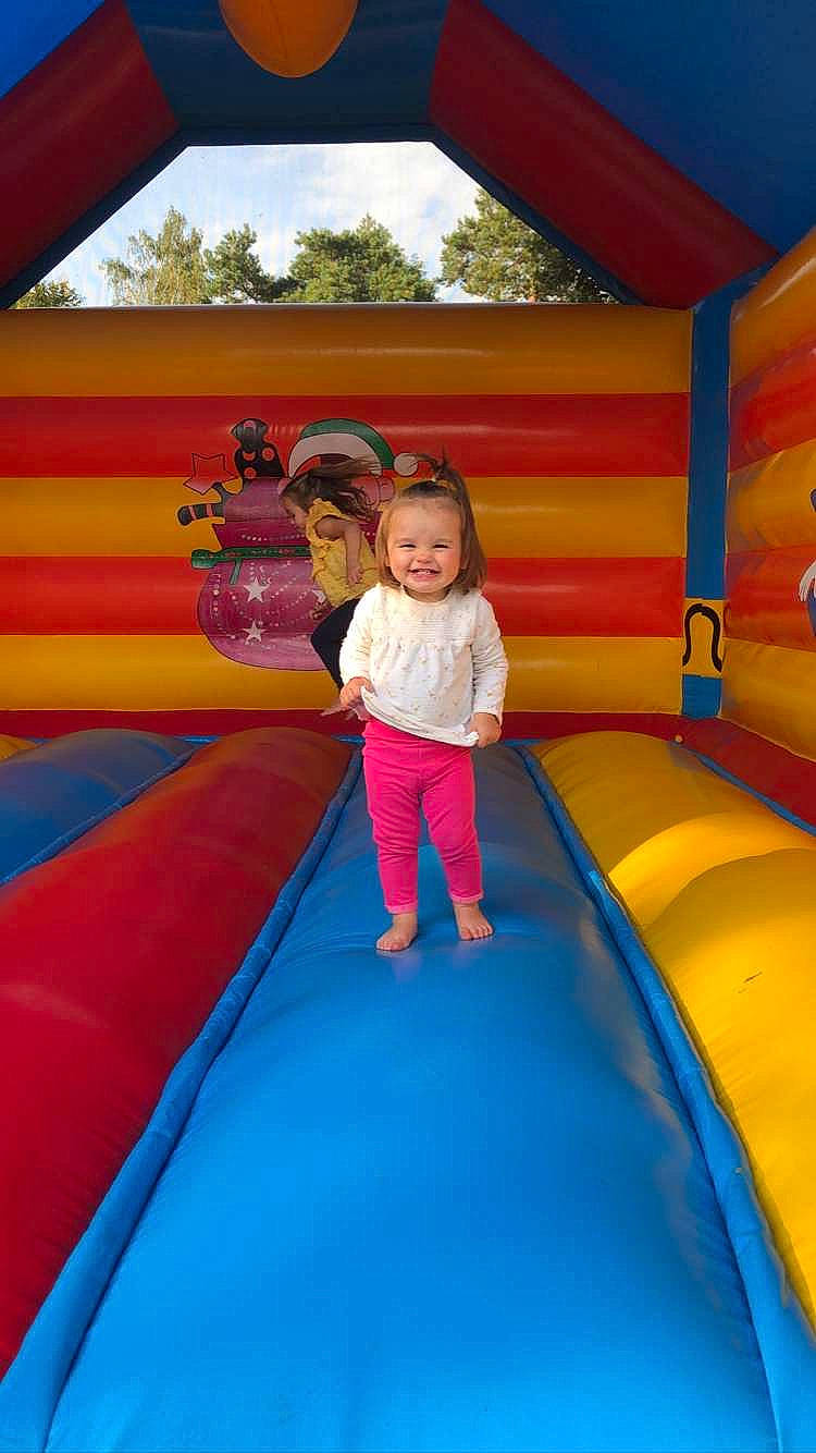 Evy a rejoint le concours — aidez-le/la à gagner de superbes lots ! blue, bounce_house, child, chute, city, clothing, fun, joy, leisure, outdoor_play_equipment, outdoor_recreation, people, person, pink, plant, playground, public_space, recreation, sky, summer