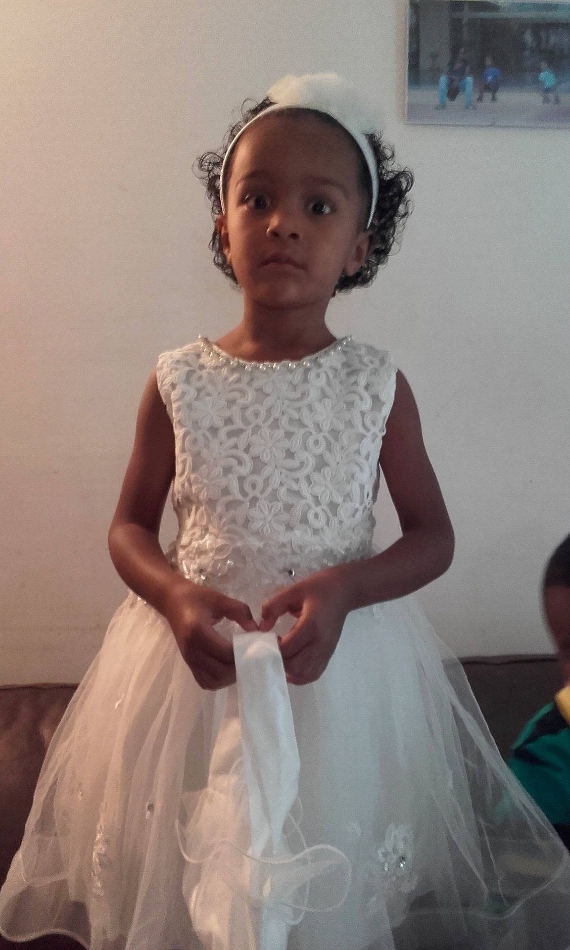 Manel a rejoint le concours — aidez-le/la à gagner de superbes lots ! bridal_accessory, bridal_clothing, bridal_party_dress, bride, child, cocktail_dress, dress, fashion_accessory, flower_girl, girl, gown, hair_accessory, hairstyle, headpiece, jewellery, lace, person, shoulder, standing, textile