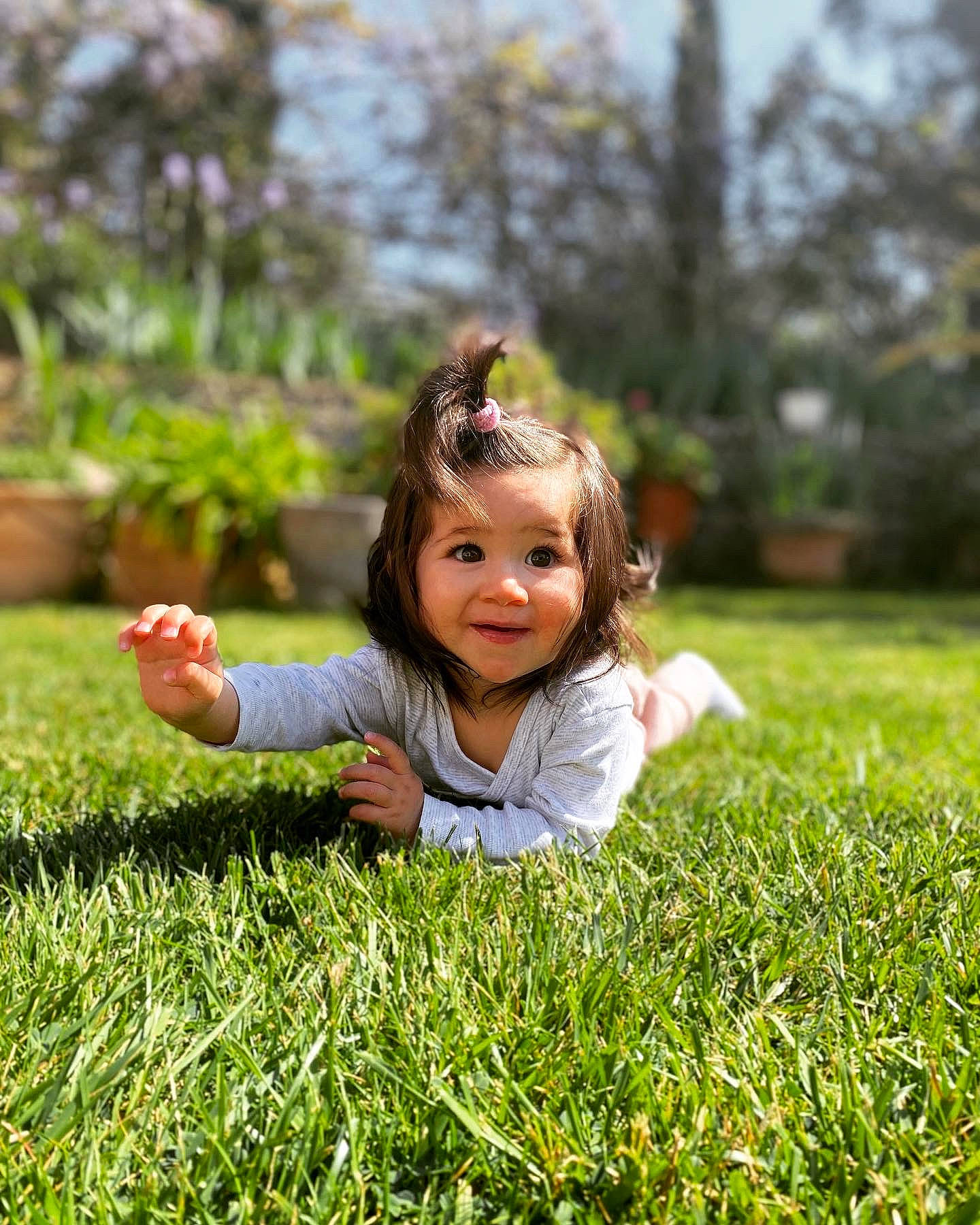 Maëlle a rejoint le concours — aidez-le/la à gagner de superbes lots ! botany, flash_photography, fun, grass, grass_family, grassland, happy, lawn, leaf, leisure, meadow, natural_landscape, people_in_nature, person, plant, prairie, sitting, smile, sunlight, toddler