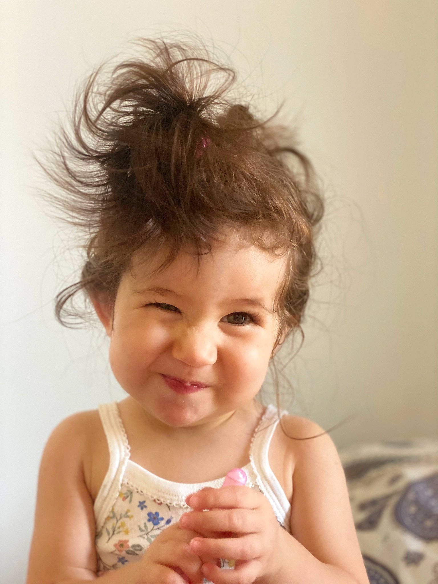 Maëlle a rejoint le concours — aidez-le/la à gagner de superbes lots ! arm, baby, baby_toddler_clothing, cheek, child, chin, eye, eyelash, finger, flash_photography, gesture, hand, happy, iris, joy, lip, nose, person, skin, smile