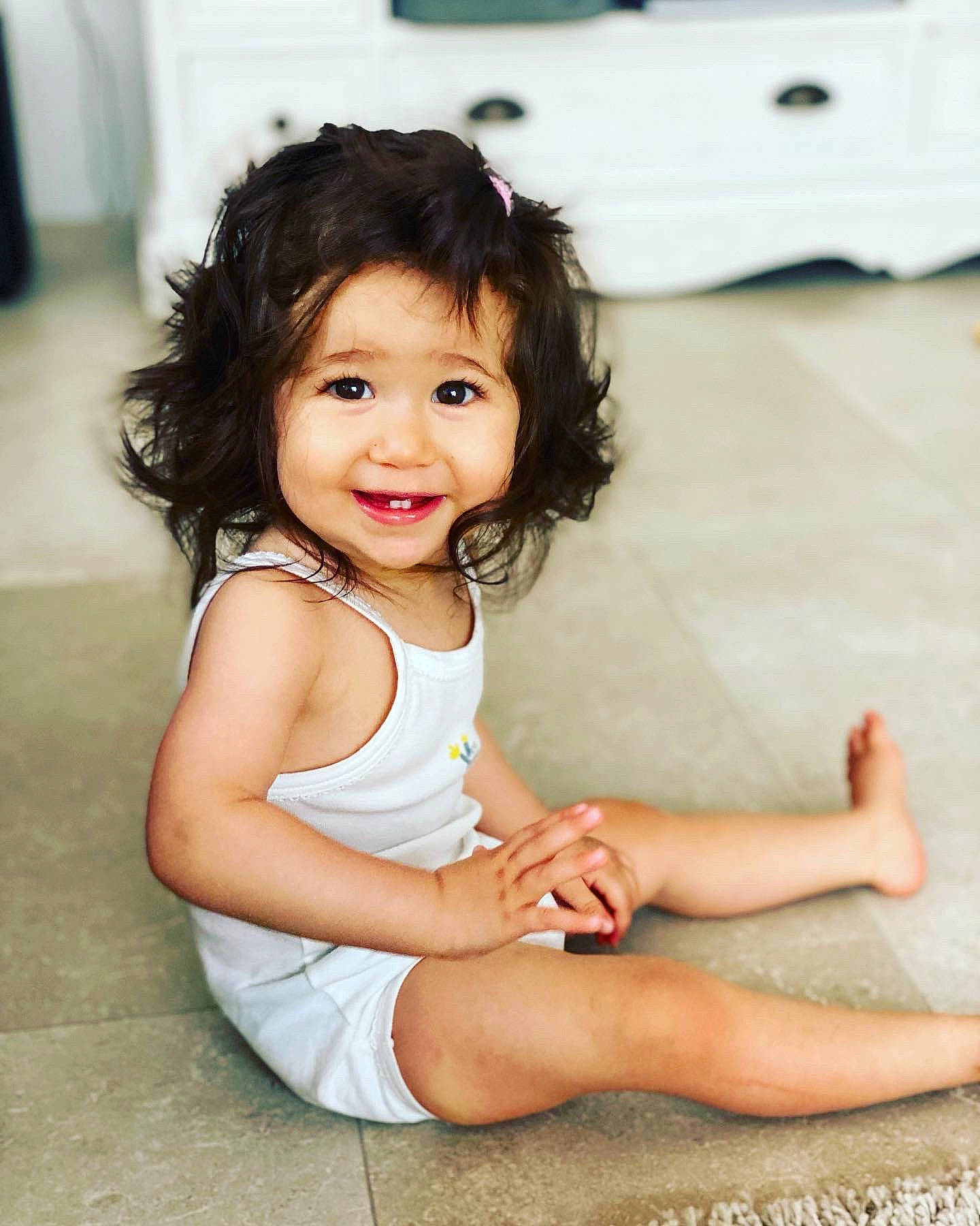 Maëlle participe au concours pour gagner de l'argent avec cette photo : black_hair, cheek, chin, eye, eyelash, face, flash_photography, floor, flooring, fun, happy, iris, joy, lip, long_hair, person, shoulder, skin, smile, standing