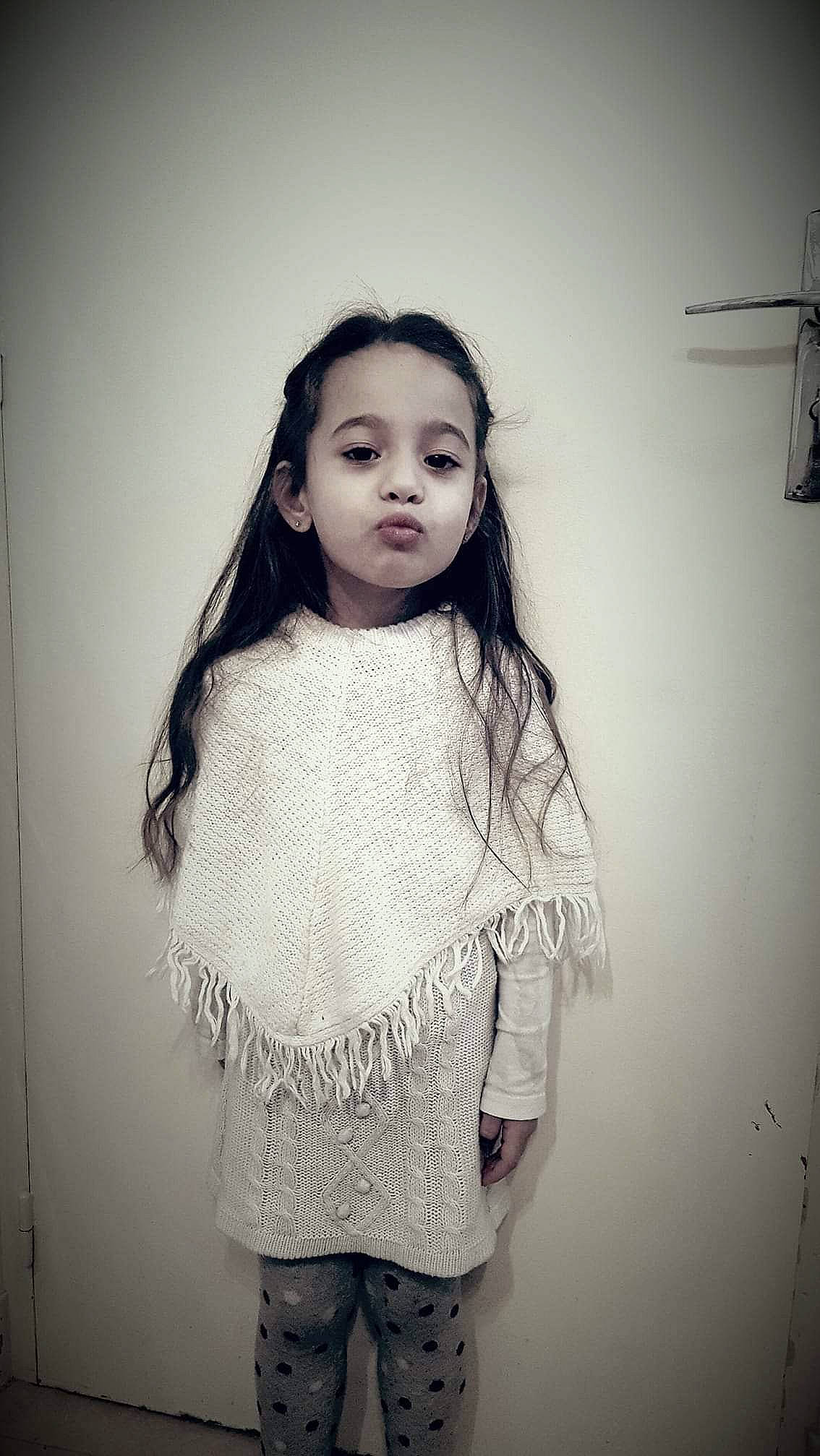 Aya a rejoint le concours — aidez-le/la à gagner de superbes lots ! beauty, black, black_and_white, cheek, eye, eyebrow, face, fashion, forehead, hair, hairstyle, head, lady, lip, long_hair, nose, person, shoulder, skin, standing