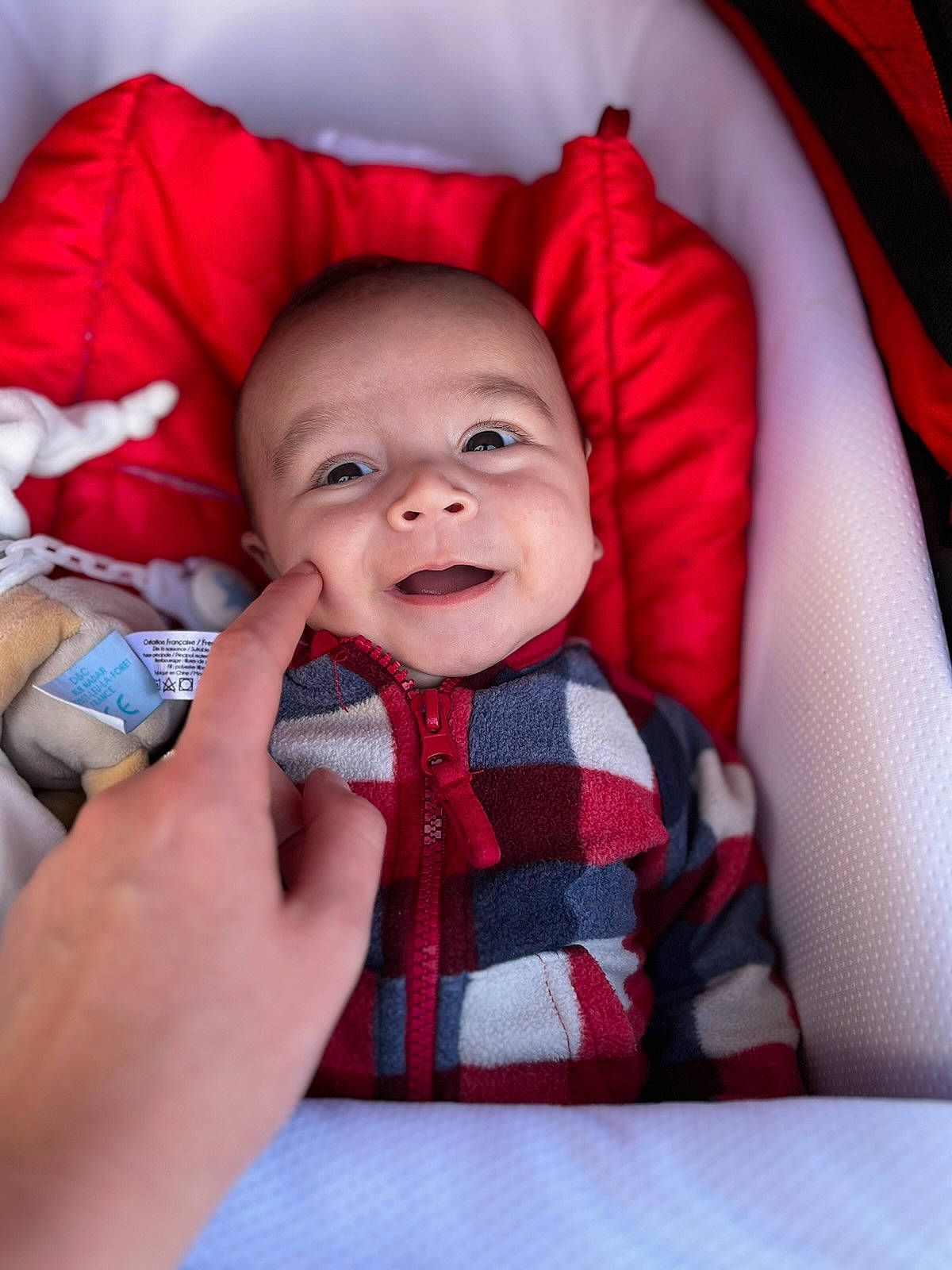 Hélios participe au concours pour gagner de l'argent avec cette photo : arm, baby, baby_toddler_clothing, cheek, comfort, finger, flash_photography, hand, happy, lip, mouth, nail, nose, organ, person, product, skin, sleeve, smile, textile