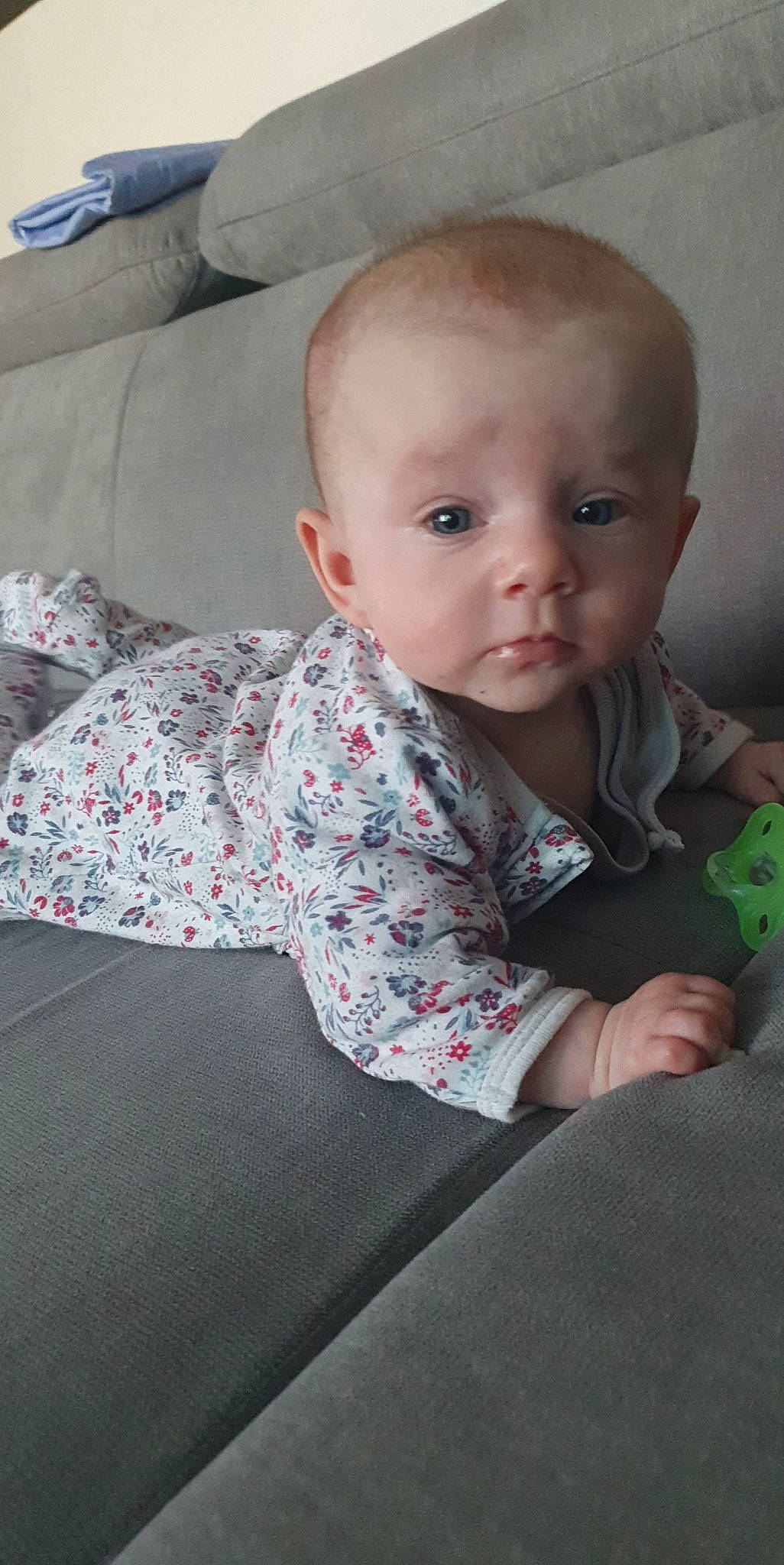 Katalyna participe au concours pour gagner de l'argent avec cette photo : baby, baby_toddler_clothing, carmine, cheek, child, comfort, couch, flooring, fun, grey, iris, lip, nose, pattern, person, room, sitting, skin, sleeve, toddler