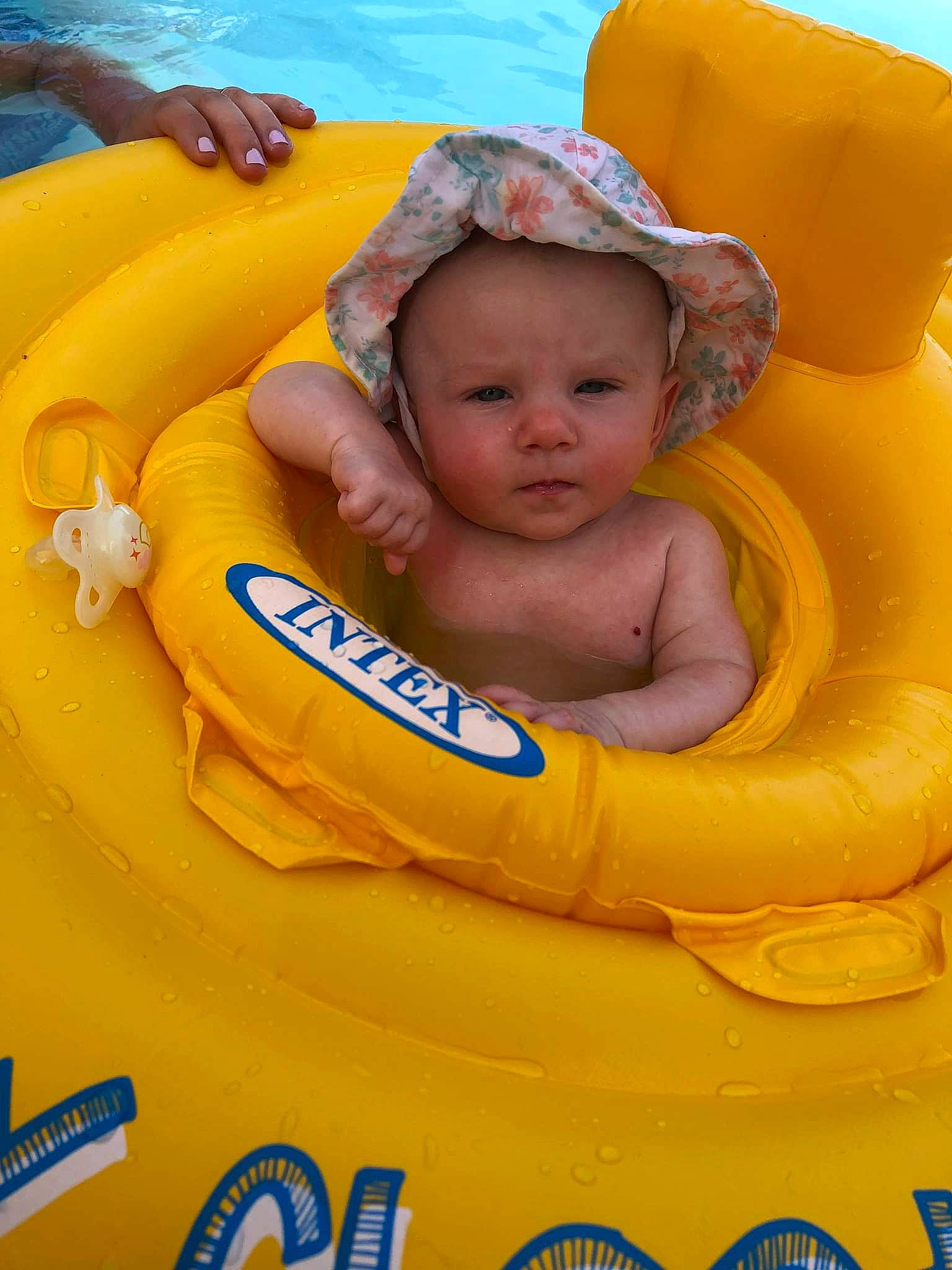 Katalyna a rejoint le concours — aidez-le/la à gagner de superbes lots ! baby, baby_float, baby_products, baby_toddler_clothing, bathing, child, comfort, fun, grass, happy, head, headwear, inflatable, leisure, person, personal_protective_equipment, play, recreation, sitting, skin