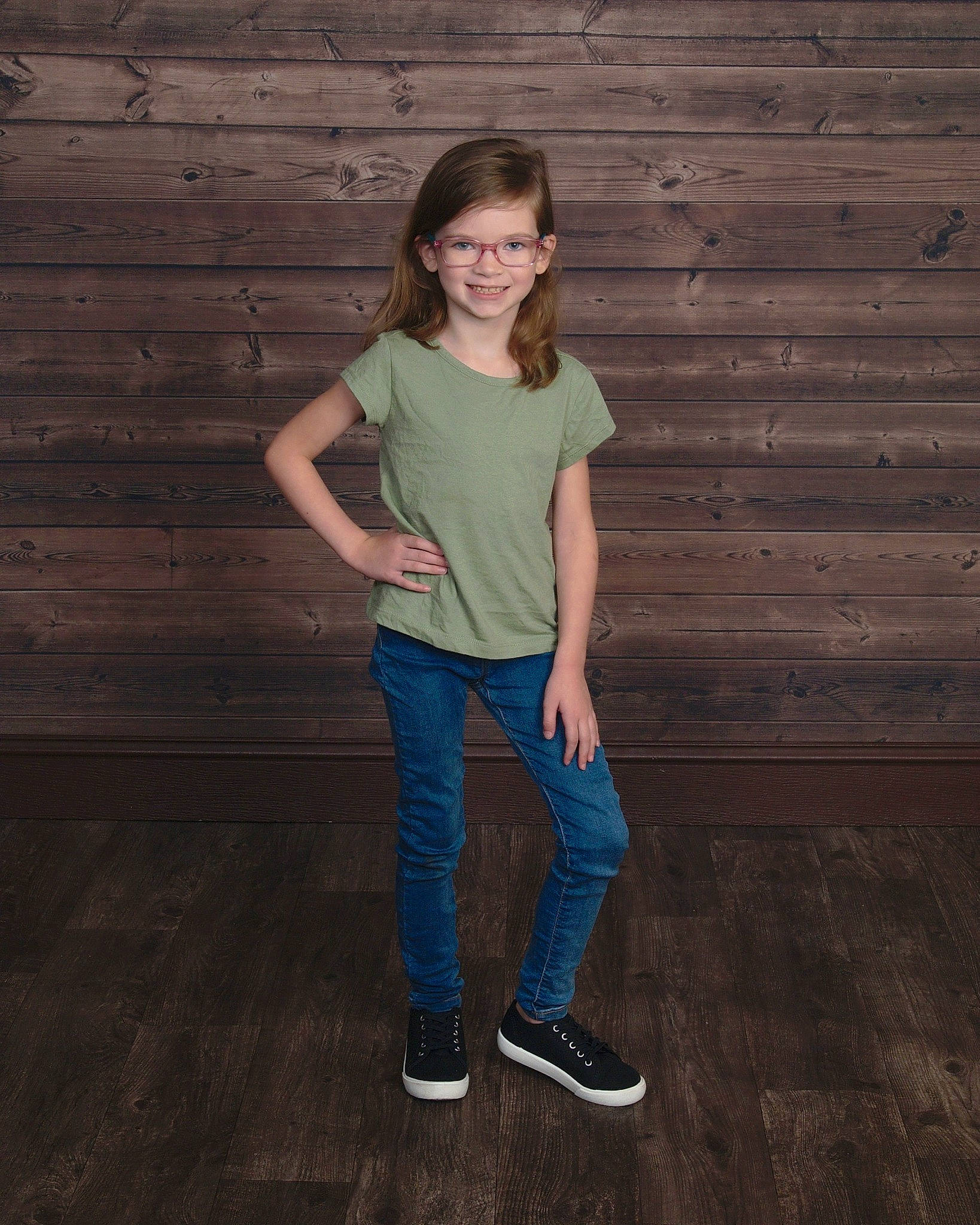 Alice is registered to the contest to win money with this photo: denim, fashion_design, flash_photography, hair, happy, human_leg, jeans, joy, knee, leg, neck, person, sleeve, smile, standing, street_fashion, t_shirt, thigh, trunk, waist