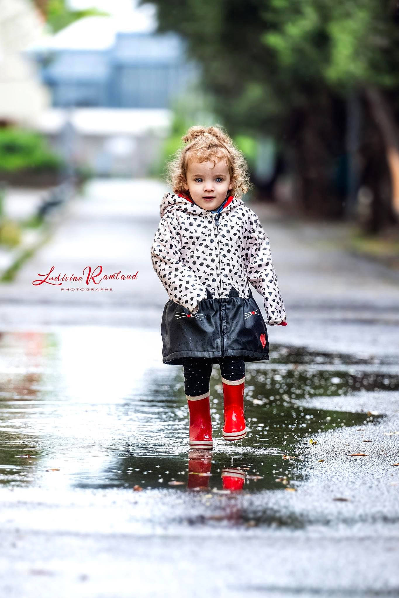 Lésia a rejoint le concours — aidez-le/la à gagner de superbes lots ! asphalt, dress, eye, fashion_accessory, fun, grass, happy, human_body, human_leg, leaf, leisure, pattern, people_in_nature, person, plant, sleeve, sunlight, toddler, tree, water