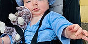 élio a rejoint le concours — aidez-le/la à gagner de superbes lots ! baby, babywearing, blue_clothing, casual_clothing, child, comfort, cute, expression, fabric, hat, infant, outdoor, person, reaching_hand, seat, seatbelt, stroller, stuffed_animal, toy, young_child