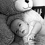 élio participe au concours pour gagner de l'argent avec cette photo : adorable, baby, black_and_white, child, closeup, comfort, cozy, cute, expression, face, hands, indoor, infant, lying_down, nursery, plush_toy, portrait, soft_texture, stuffed_animal, teddy_bear