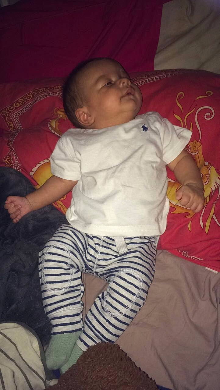 Taho a rejoint le concours — aidez-le/la à gagner de superbes lots ! baby, baby_toddler_clothing, cheek, child, comfort, elbow, finger, fun, happy, human_leg, knee, lap, mouth, pattern, person, room, sitting, skin, sleeve, thigh