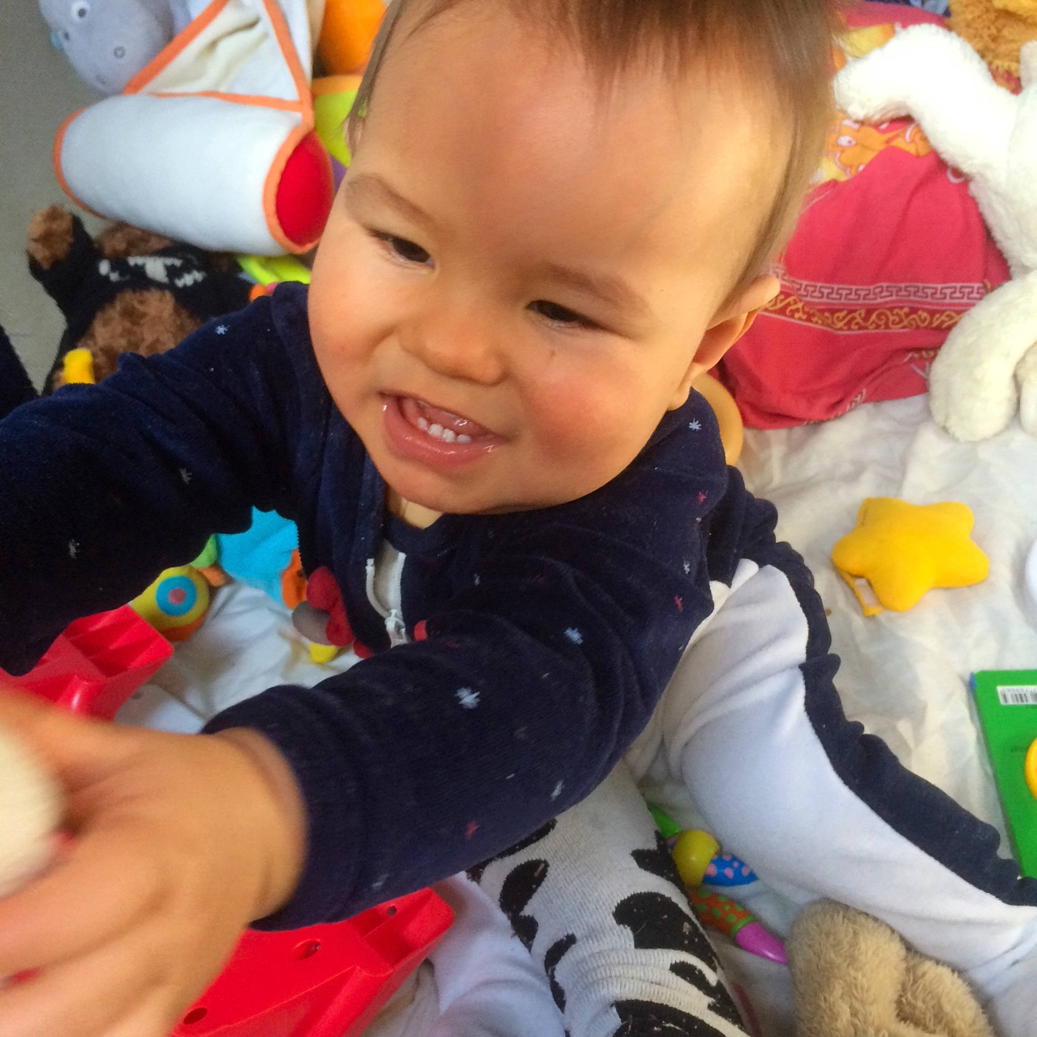Taho a rejoint le concours — aidez-le/la à gagner de superbes lots ! baby, baby_playing_with_toys, baby_toddler_clothing, balloon, cheek, child, facial_expression, finger, fun, happy, head, iris, joy, nose, orange, person, product, skin, smile, snapshot