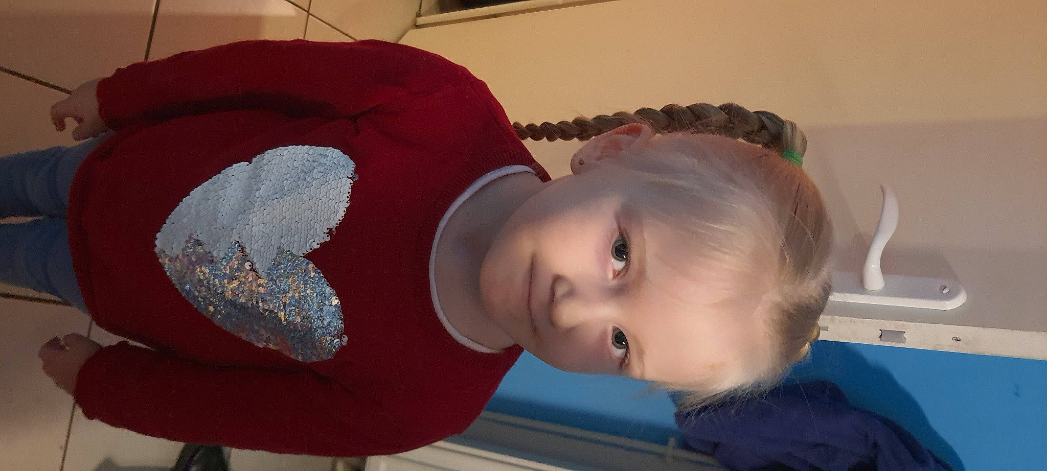 Shadow participe au concours pour gagner de l'argent avec cette photo : baby, baby_toddler_clothing, carmine, cheek, child, coquelicot, eye, eyelash, face, fun, hairstyle, happy, head, headgear, mouth, nose, person, personal_protective_equipment, room, toddler