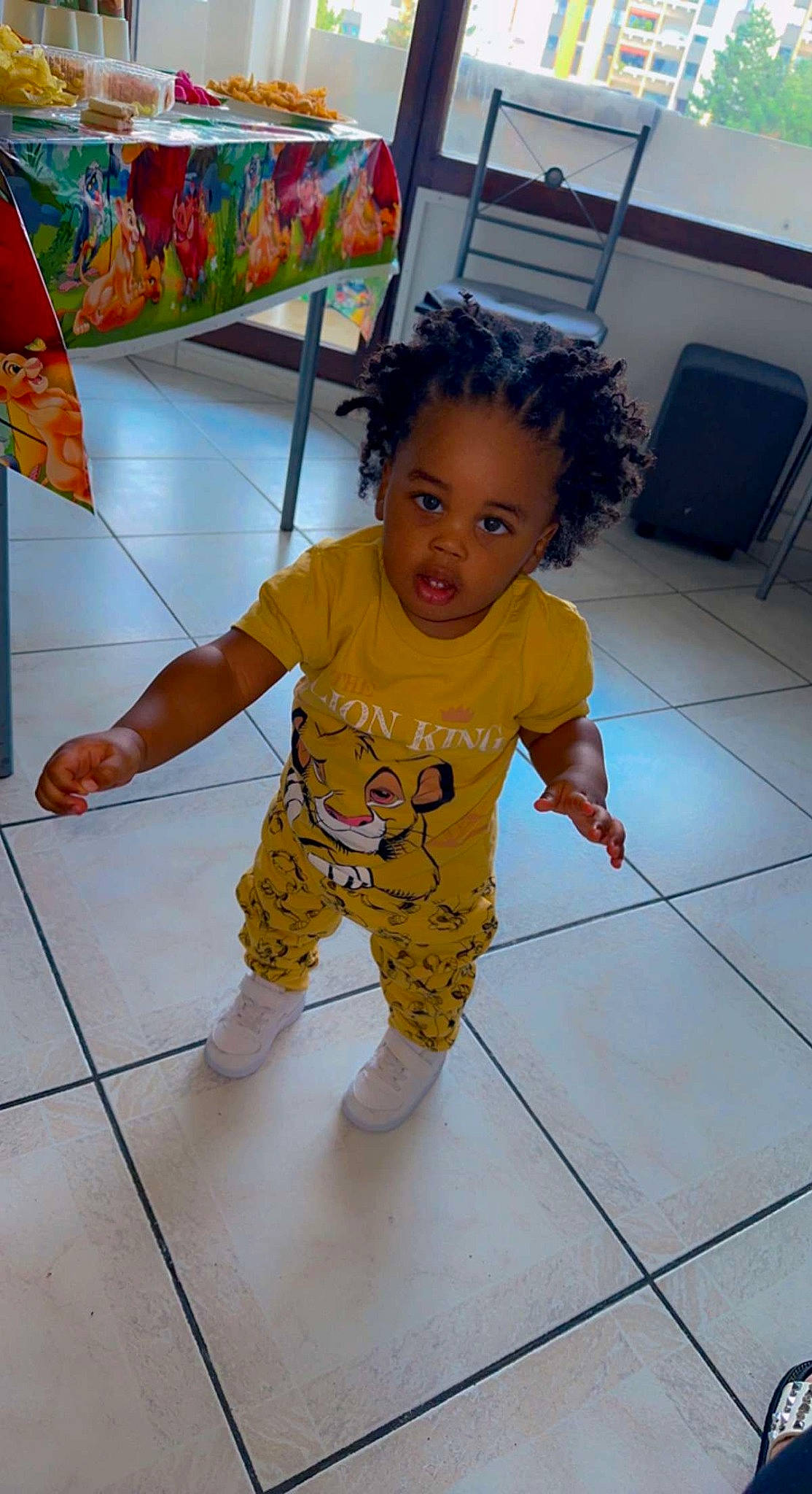 Neylan a rejoint le concours — aidez-le/la à gagner de superbes lots ! baby, baby_toddler_clothing, barefoot, cheek, child, floor, flooring, foot, fun, happy, hardwood, human_leg, pajamas, person, play, skin, sleeve, toddler, umbrella, wood