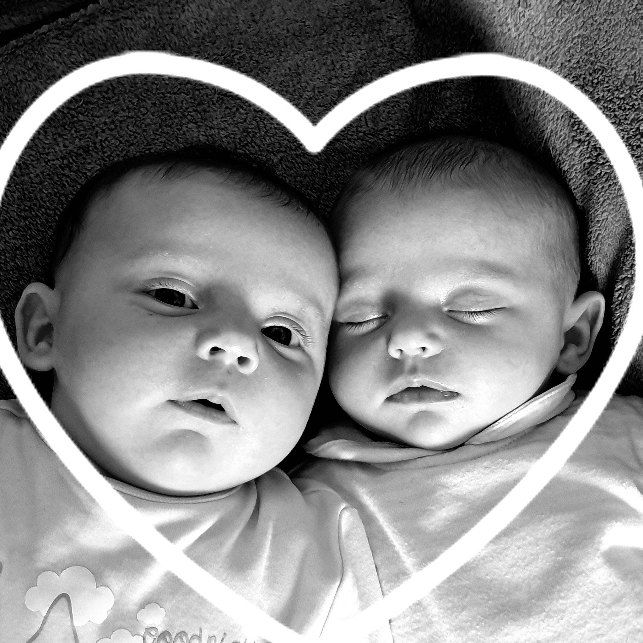 Aymi Et Lysa a rejoint le concours — aidez-le/la à gagner de superbes lots ! baby, black_and_white, cheek, child, headwear, love, monochrome, monochrome_photography, person, photograph, photography, sibling, smile, toddler