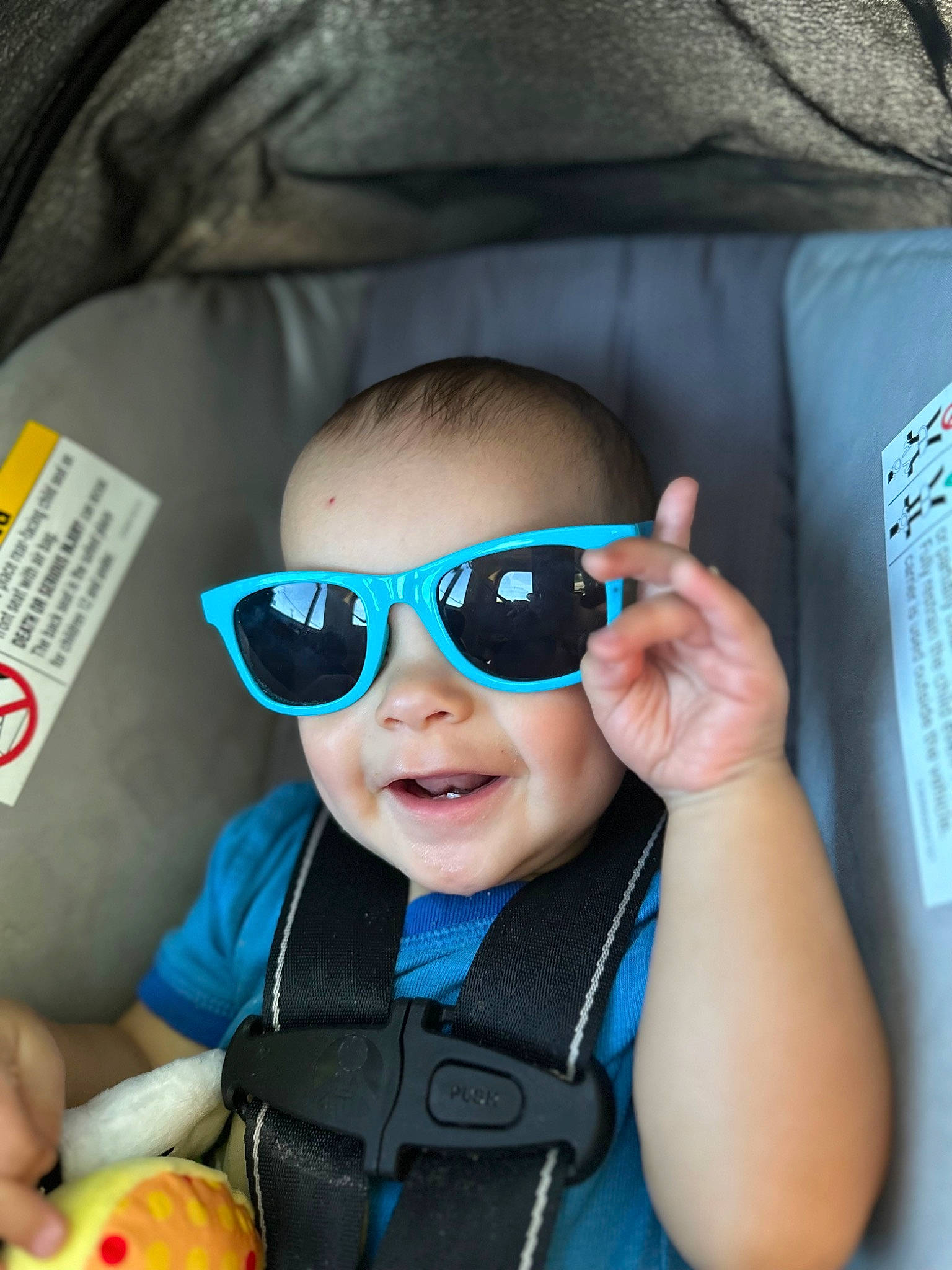 Maximo is registered to the contest to win money with this photo: baby, cool, eye_glass_accessory, eyewear, face, finger, fun, glasses, goggles, hand, mouth, nose, person, personal_protective_equipment, photograph, product, skin, smile, sunglasses, toddler