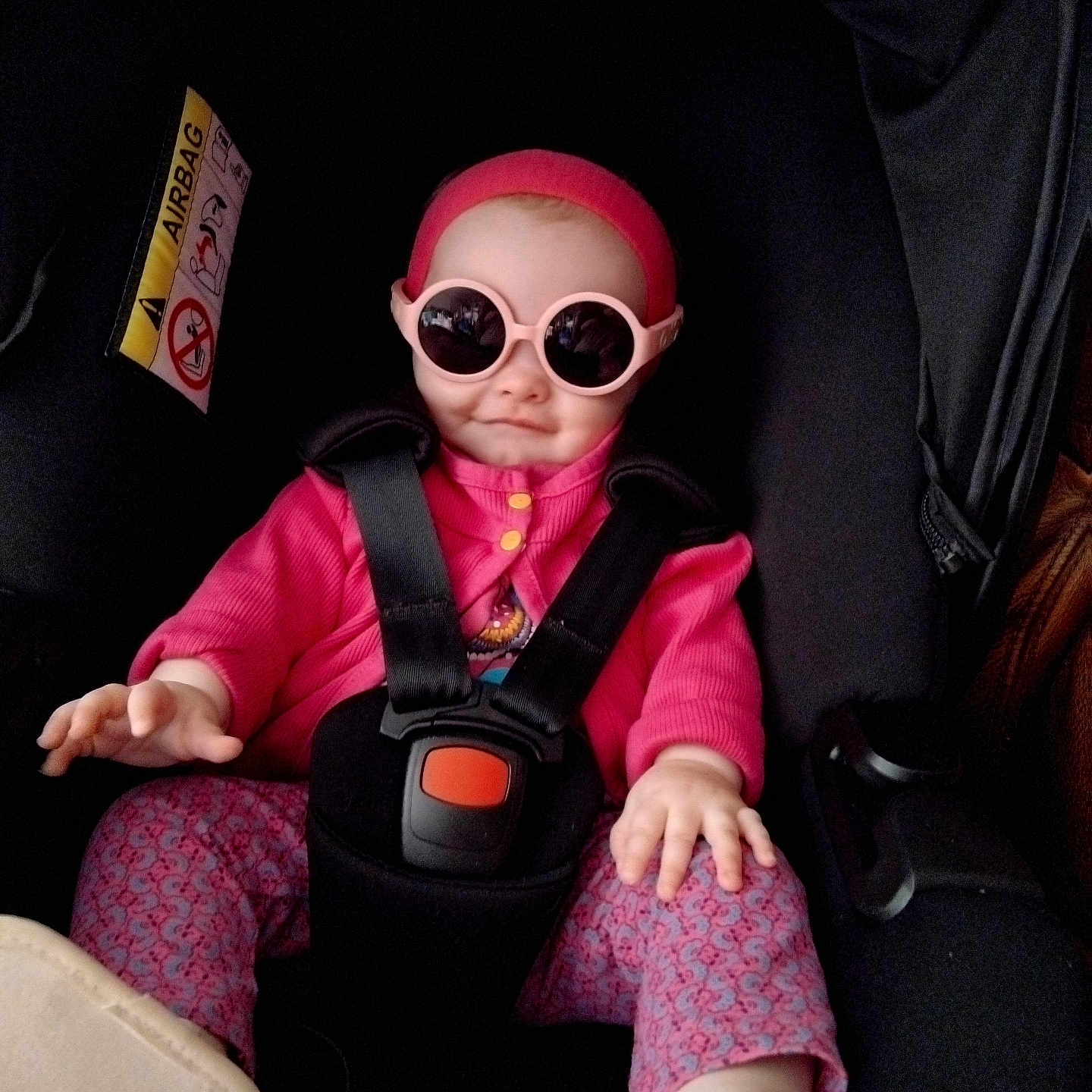 Maëlysse participe au concours pour gagner de l'argent avec cette photo : accessories, baby, cap, clothing, coat, face, footwear, glasses, glove, hat, head, jacket, pants, person, photography, portrait, shoe, sitting, sneaker, sunglasses