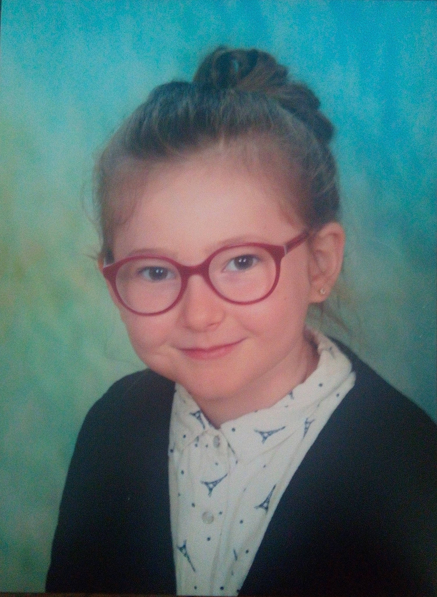 Lauriane participe au concours pour gagner de l'argent avec cette photo : art, cheek, chin, eye, eyebrow, eyelash, eyewear, flash_photography, forehead, formal_wear, glasses, hair, happy, iris, jaw, joy, lip, neck, nose, person