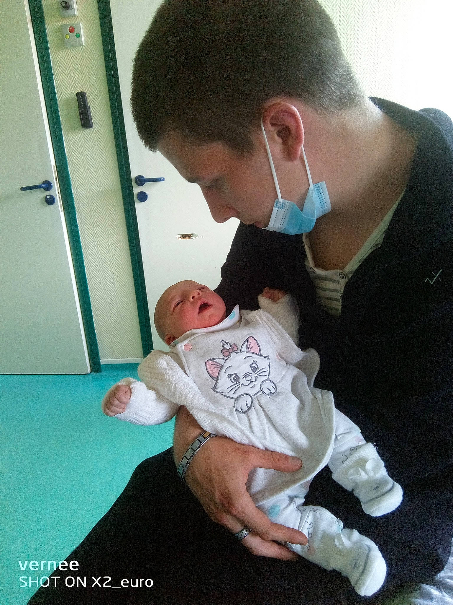 Éléonore a rejoint le concours — aidez-le/la à gagner de superbes lots ! abdomen, arm, baby, baby_toddler_clothing, comfort, door, elbow, fun, gesture, happy, interaction, joint, knee, lap, person, shirt, shoulder, skin, sleeve, t_shirt