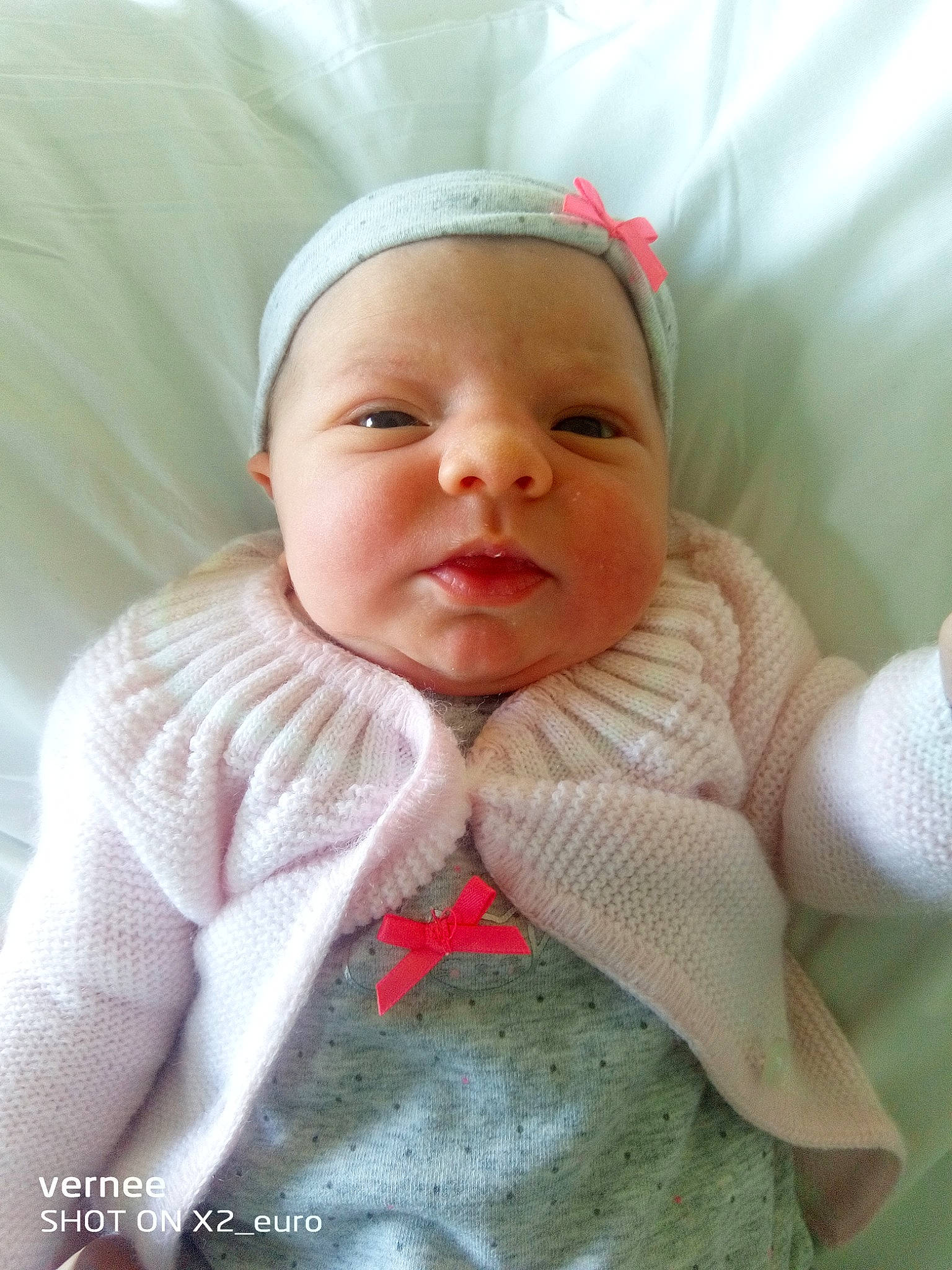 Éléonore a rejoint le concours — aidez-le/la à gagner de superbes lots ! baby, baby_products, baby_sleeping, baby_toddler_clothing, cheek, child, comfort, eye, happy, hat, linens, lip, mouth, nose, person, sleeve, smile, textile, thumb, toddler