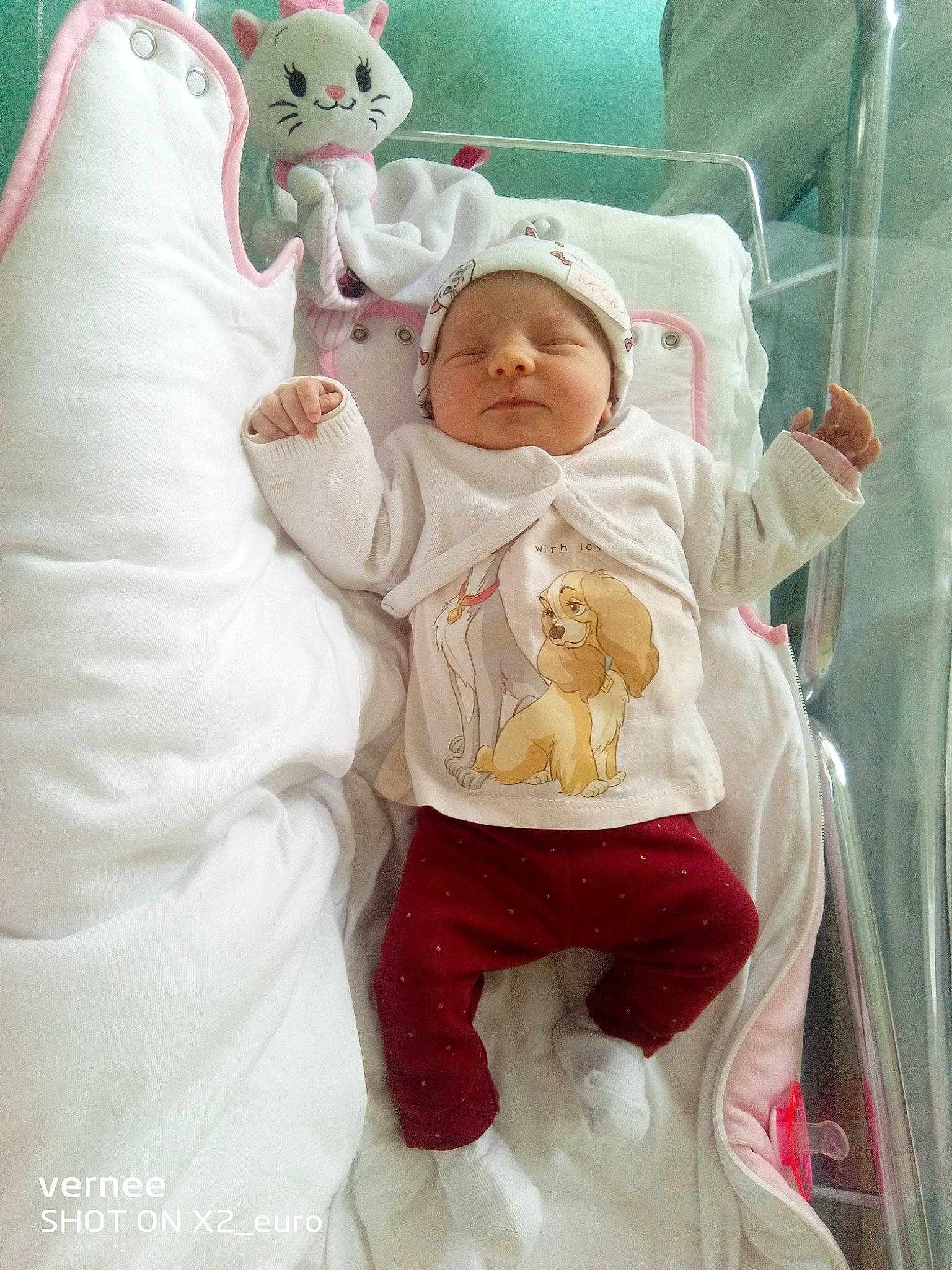 Éléonore participe au concours pour gagner de l'argent avec cette photo : arm, baby, baby_safety, baby_sleeping, baby_toddler_clothing, bedding, child, comfort, event, fun, gesture, hand, happy, human_body, linens, peach, person, pink, room, sleeve